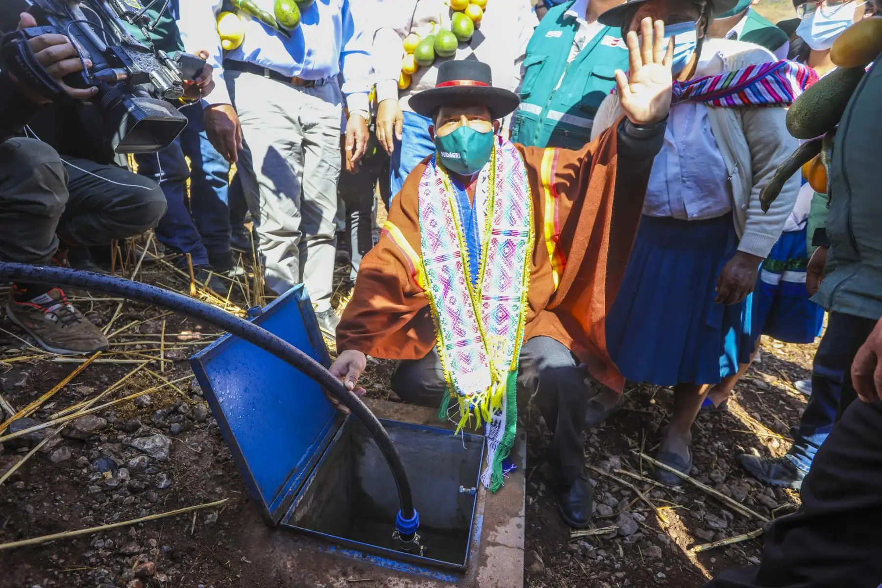 El ministro de Desarrollo Agrario y Riego, Víctor Maita, junto al viceministro José Muro, entregaron obra mejorada del sistema de riego para 140 beneficiarios dedicados a la agricultura en el distrito de Pacucha, provincia de Andahuaylas, Apurímac. Foto: MIDAGRI
