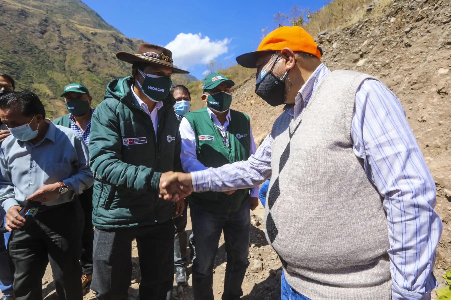 El ministro de Desarrollo Agrario y Riego, Víctor Maita, junto al viceministro José Muro, entregaron obra mejorada del sistema de riego para 140 beneficiarios dedicados a la agricultura en el distrito de Pacucha, provincia de Andahuaylas, Apurímac. Foto: MIDAGRI
