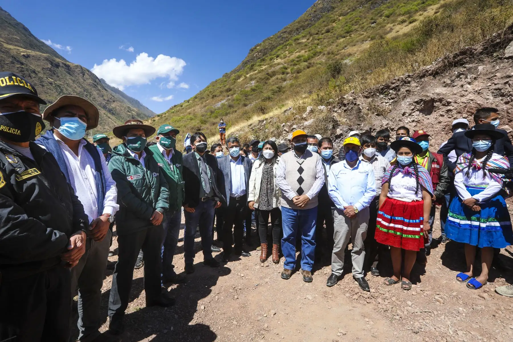 El ministro de Desarrollo Agrario y Riego, Víctor Maita, junto al viceministro José Muro, entregaron obra mejorada del sistema de riego para 140 beneficiarios dedicados a la agricultura en el distrito de Pacucha, provincia de Andahuaylas, Apurímac. Foto: MIDAGRI