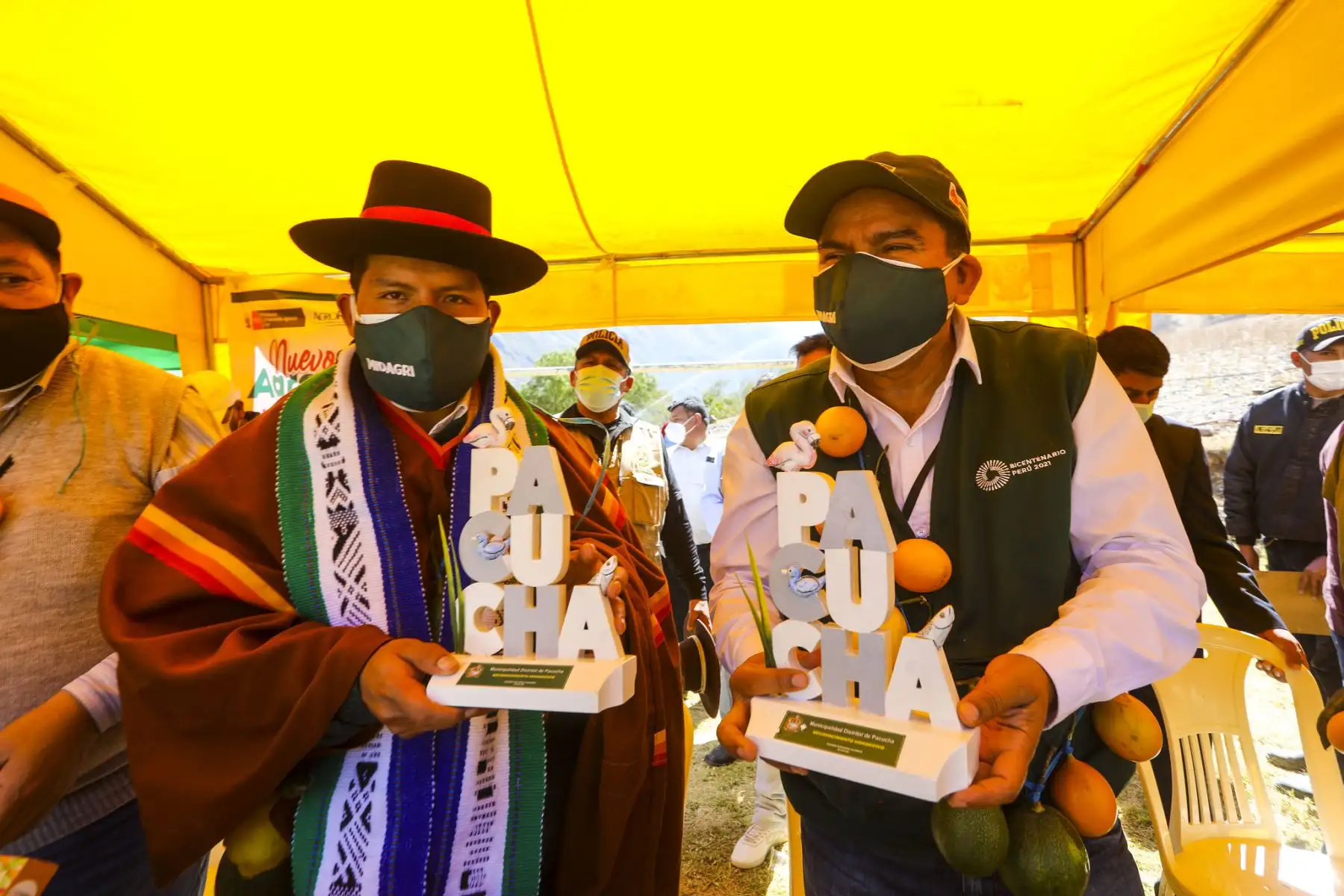 El ministro de Desarrollo Agrario y Riego, Víctor Maita, junto al viceministro José Muro, entregaron obra mejorada del sistema de riego para 140 beneficiarios dedicados a la agricultura en el distrito de Pacucha, provincia de Andahuaylas, Apurímac. Foto: MIDAGRI