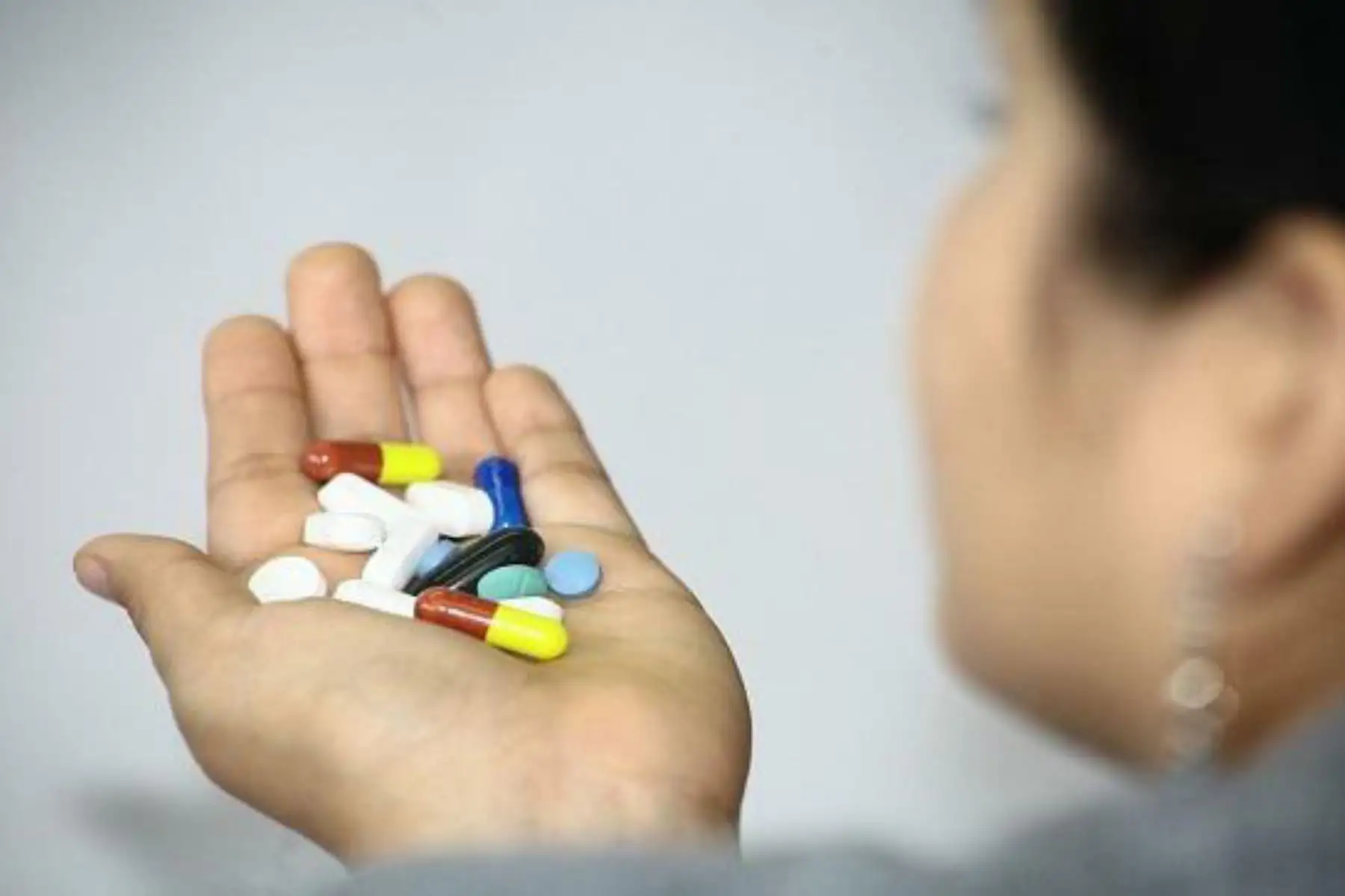 Los expertos recuerdan a la población que el uso de antimicrobianos (antibióticos, antifúngicos, antivirales y antiparasitarios) en personas afectadas con la covid-19 debe ser determinada por el médico previa evaluación. ANDINA/ Minsa
