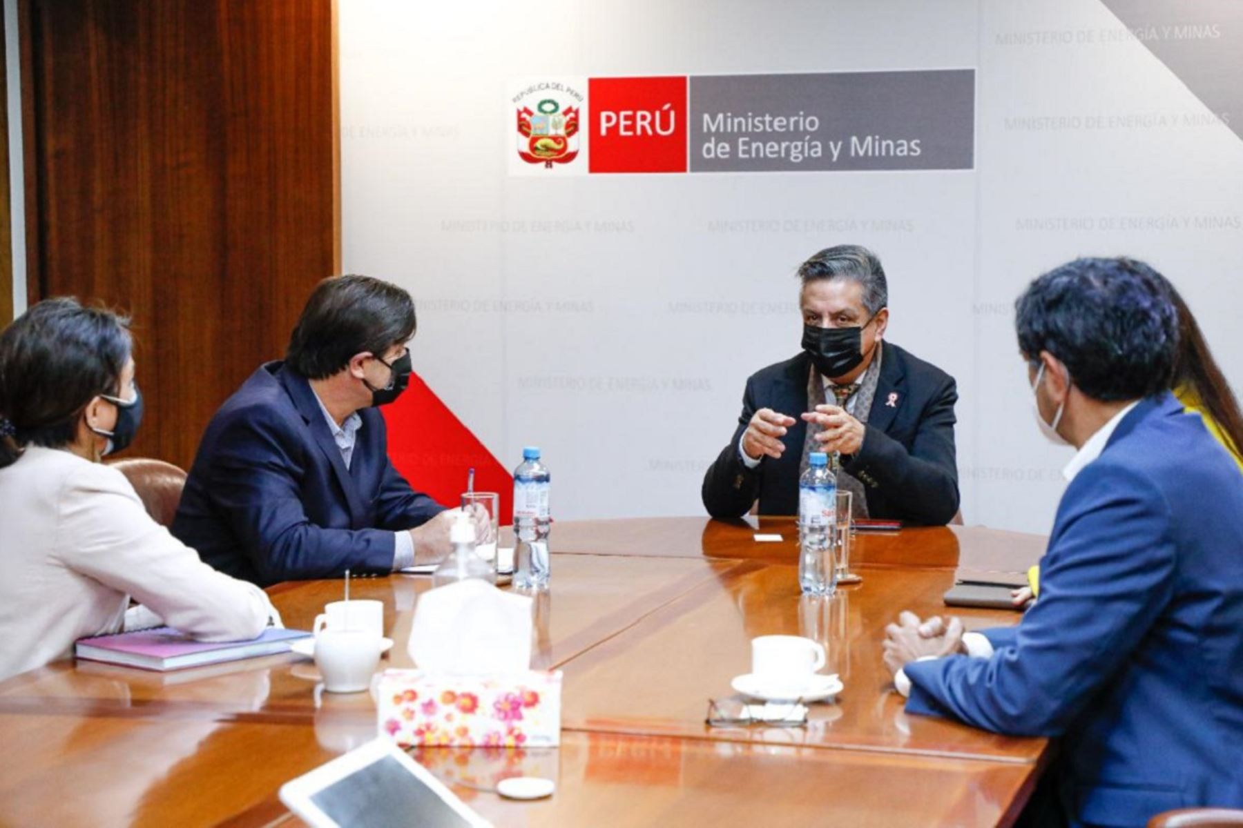 Ministro de Energía y Minas, Iván Merino, se reunió con los directivos de la Sociedad Peruana de Hidrocarburos (SPH). Foto: Cortesía.