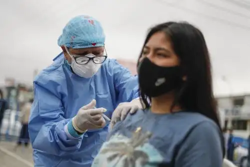 Ministro de Salud informa que fecha de vacunación de adolescentes de 15 a 17 años se adelanta porque hay suficiente cantidad de dosis. Foto: ANDINA/Renato Pajuelo.