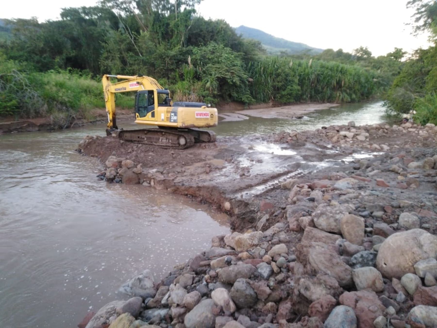Con apoyo de maquinaria pesada intervienen en puntos críticos de quebrada Mishquiyacu, en la provincia de Picota, región San Martín. Foto: ANDINA/difusión.