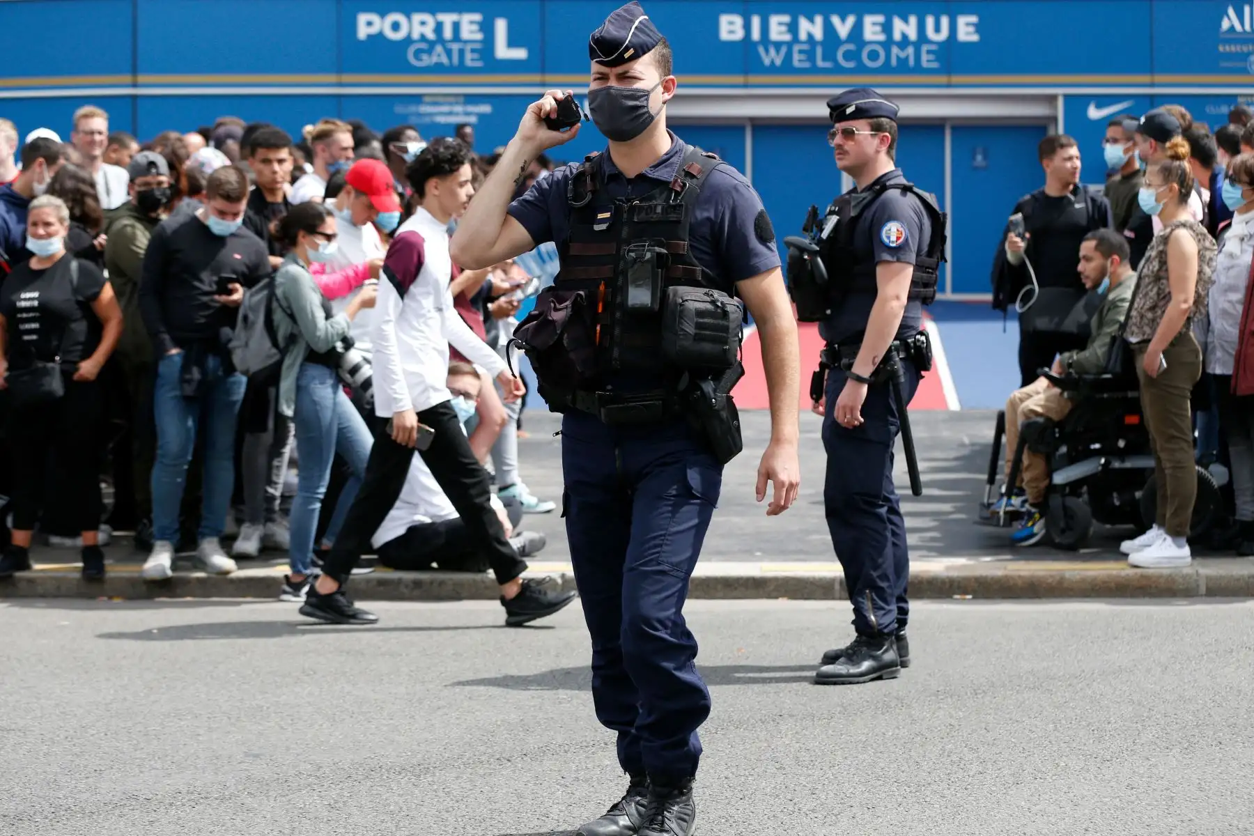 La policía patrulla mientras la gente se reúne frente al estadio Parc des Princes en París cuando se espera que llegue el jugador de fútbol argentino Lionel Messi.
Foto: AFP