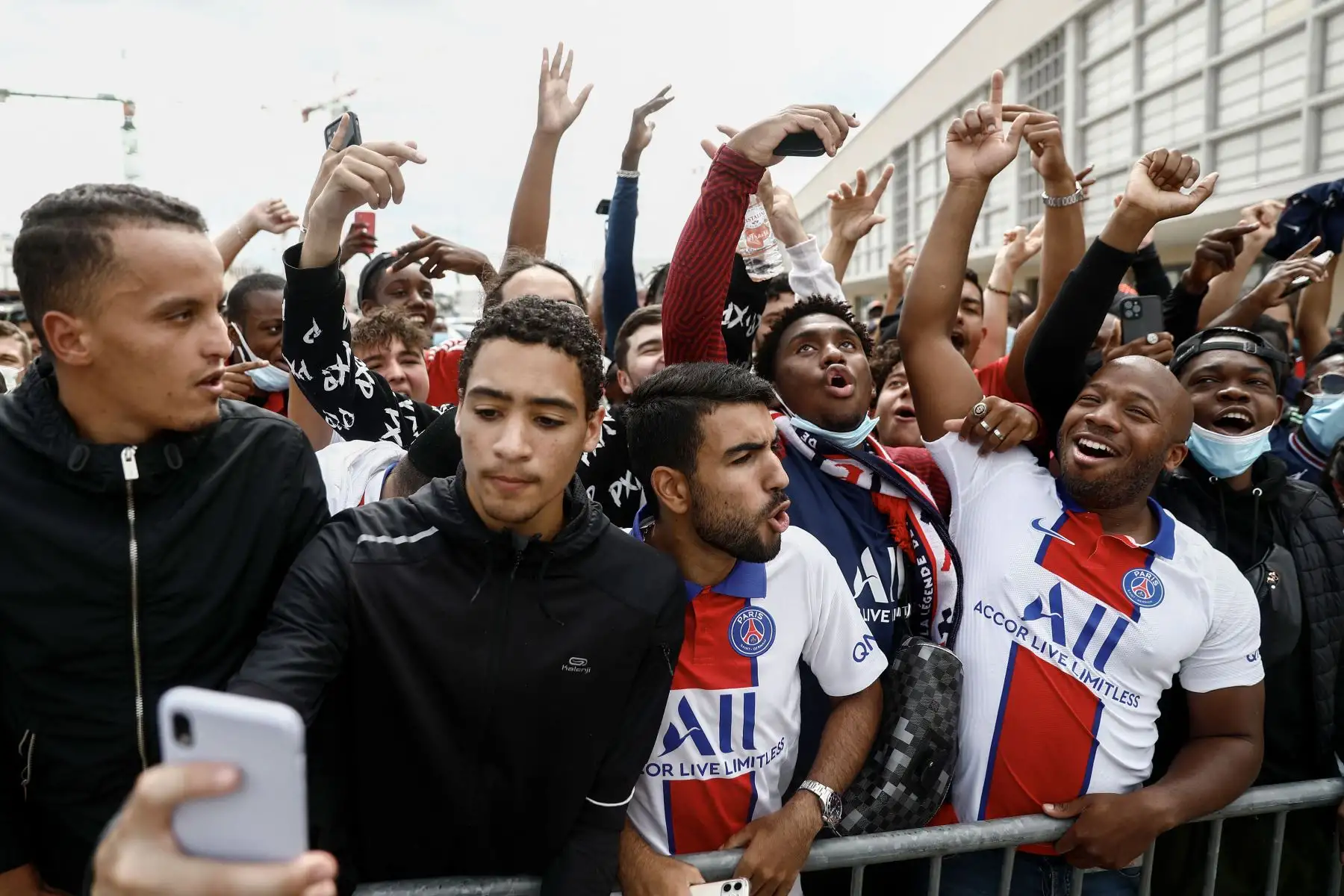 Los aficionados se reúnen en las afueras del aeropuerto de Le Bourget, al norte de París, donde llegará el futbolista argentino Lionel Messi.
Foto: AFP