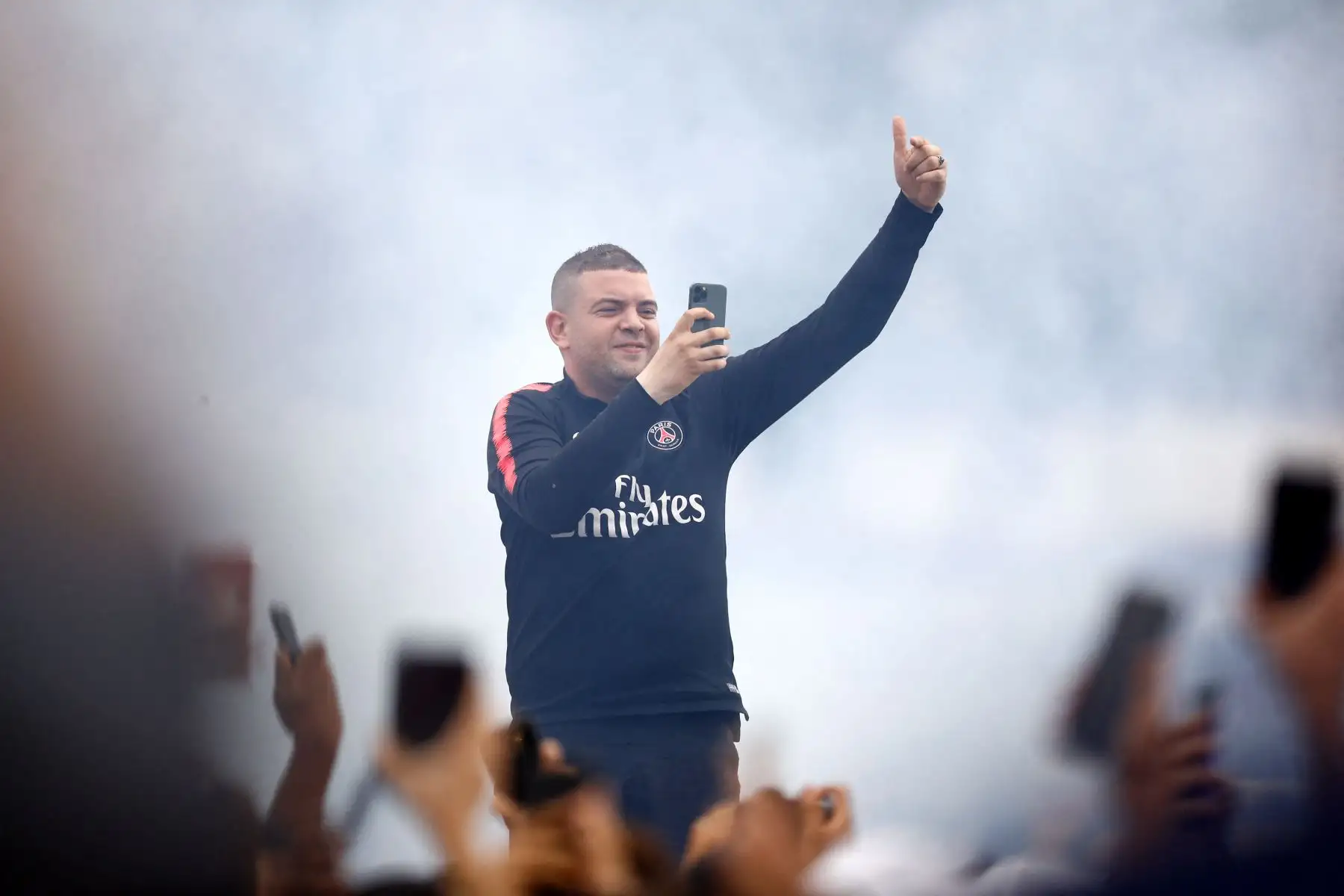 Los aficionados vitorean fuera del aeropuerto de Le Bourget, al norte de París, momentos después de que el futbolista argentino Lionel Messi aterrizara a París.
Foto: AFP
