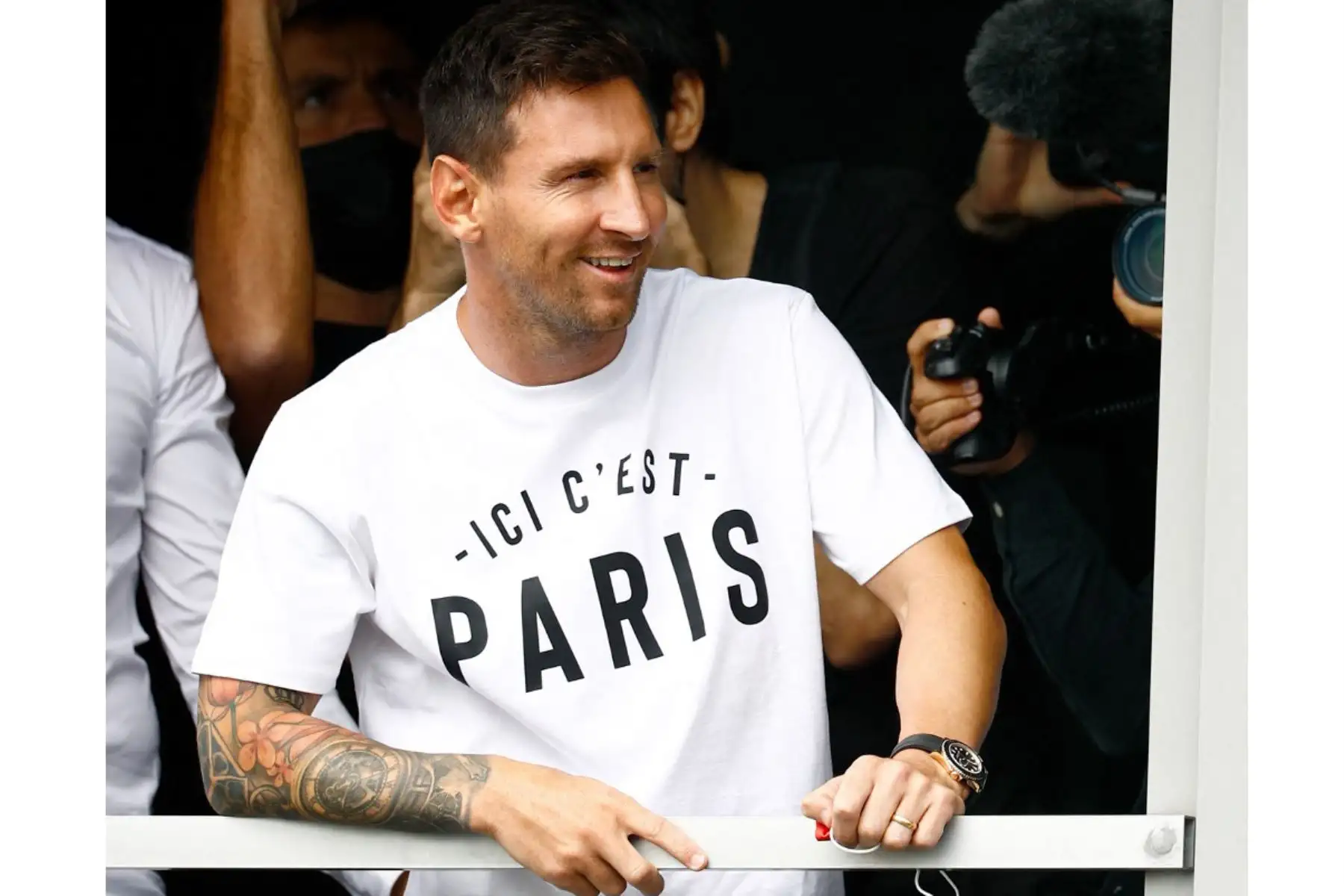 El futbolista argentino Lionel Messi saluda a los aficionados desde una ventana después de aterrizar, en el aeropuerto de Le Bourget, al norte de París. Foto: ANDINA/ AFP