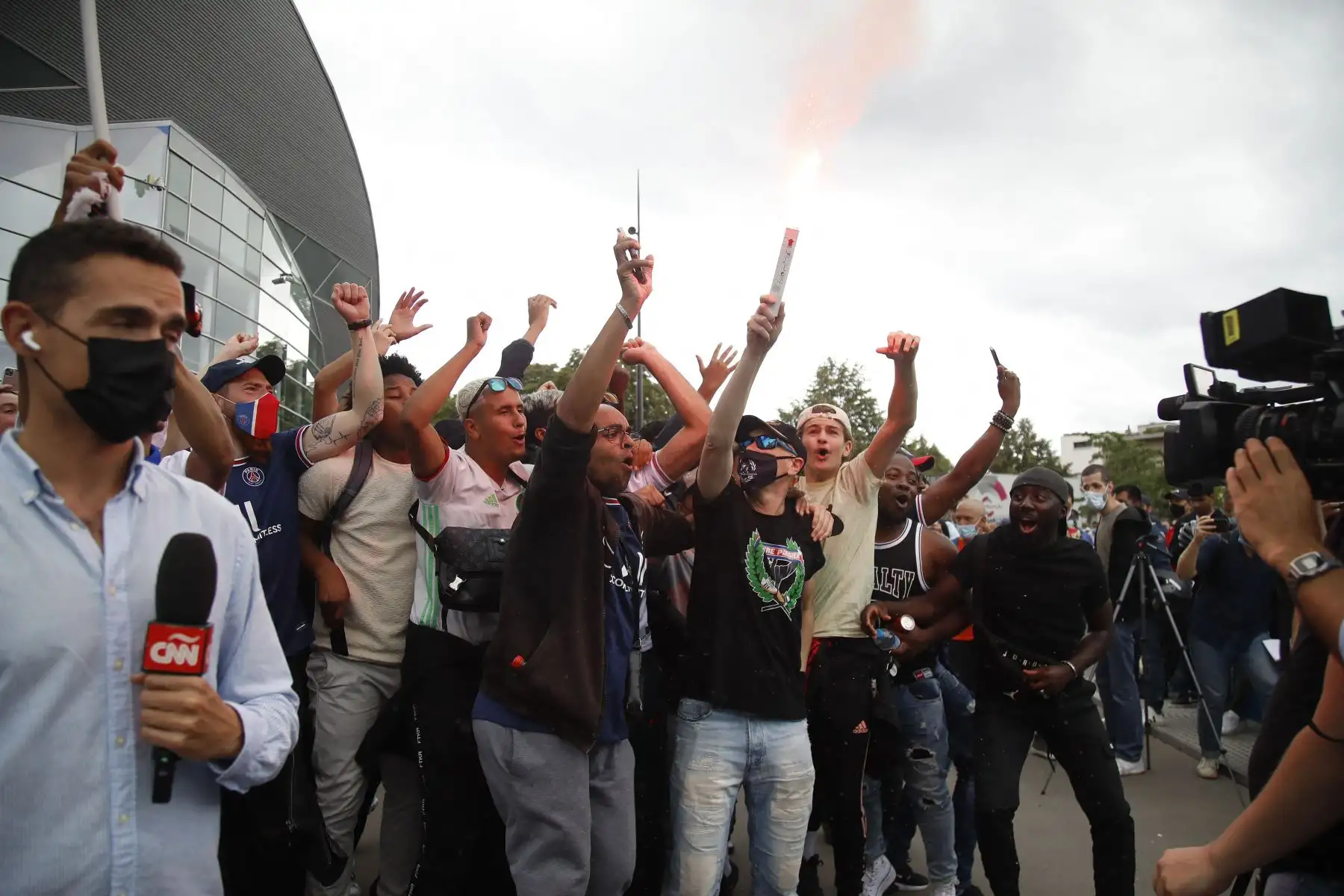 Los aficionados vitorean fuera del estadio Parc des Princes del club de fútbol francés Paris Saint-Germain, después de que el futbolista argentino Lionel Messi aterrizara en el aeropuerto de Le Bourget.
Foto: AFP