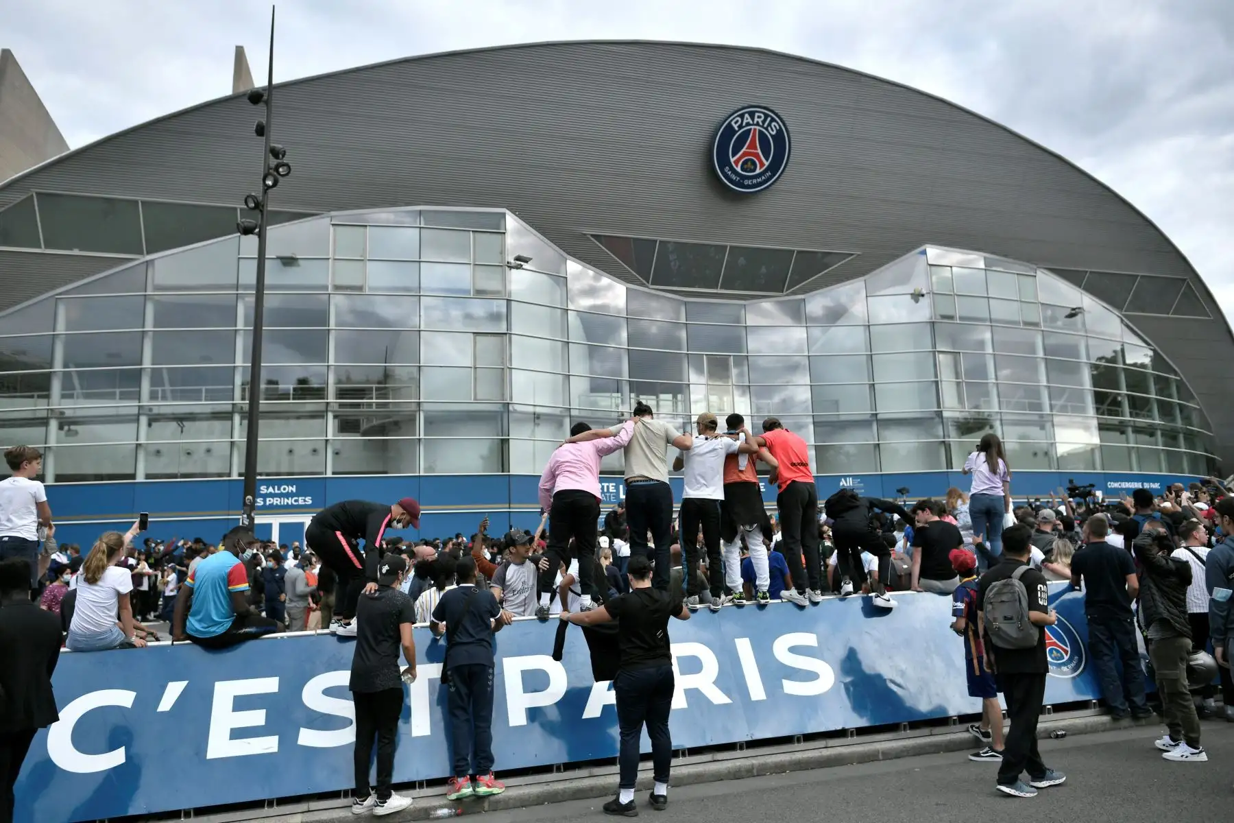 Los aficionados se reúnen frente al estadio Parc des Princes del club de fútbol francés Paris Saint-Germain en París , después de que el futbolista argentino Lionel Messi aterrizara en el aeropuerto de Le Bourget.
Foto: AFP