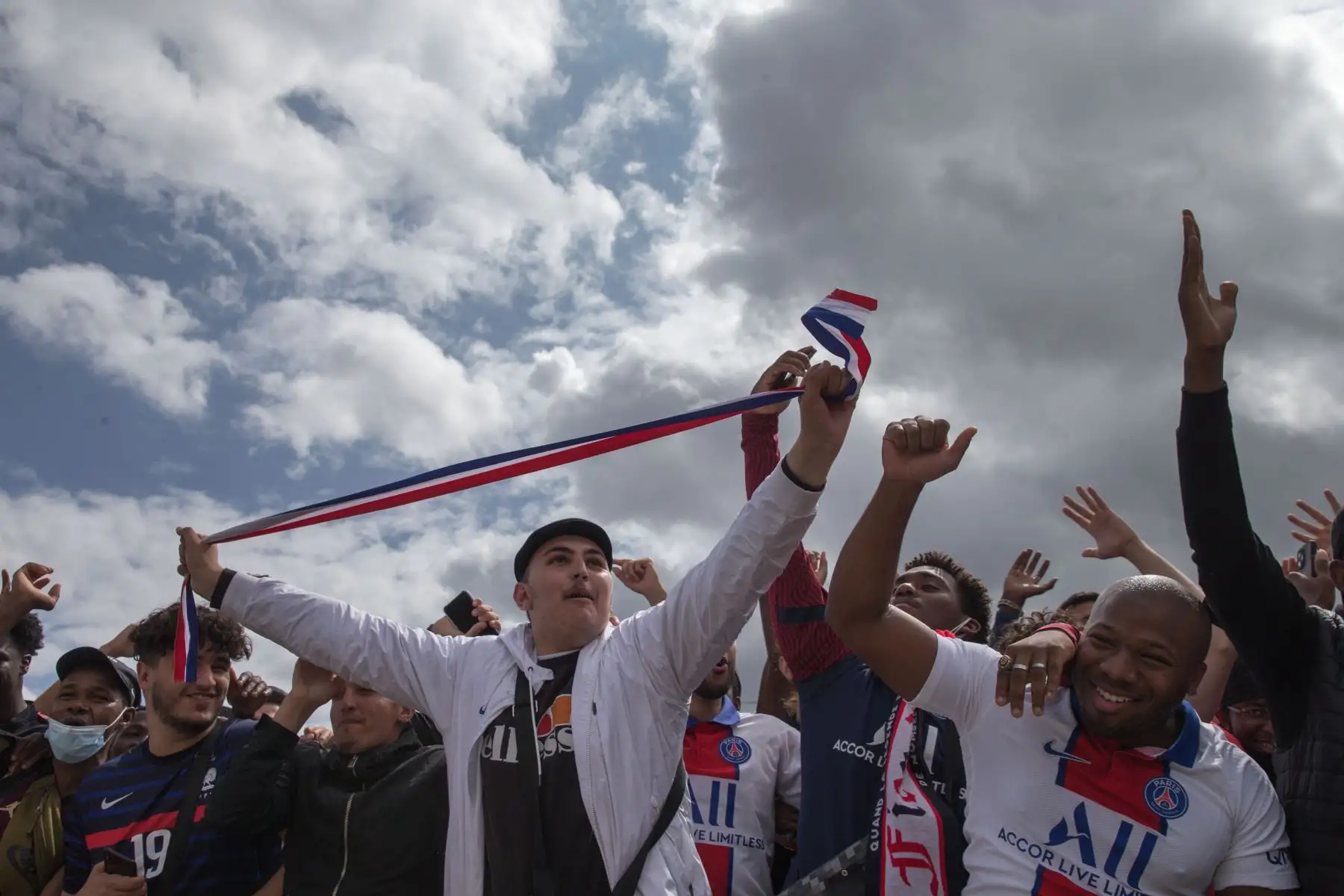 Los fanáticos del PSG se reúnen frente al aeropuerto 