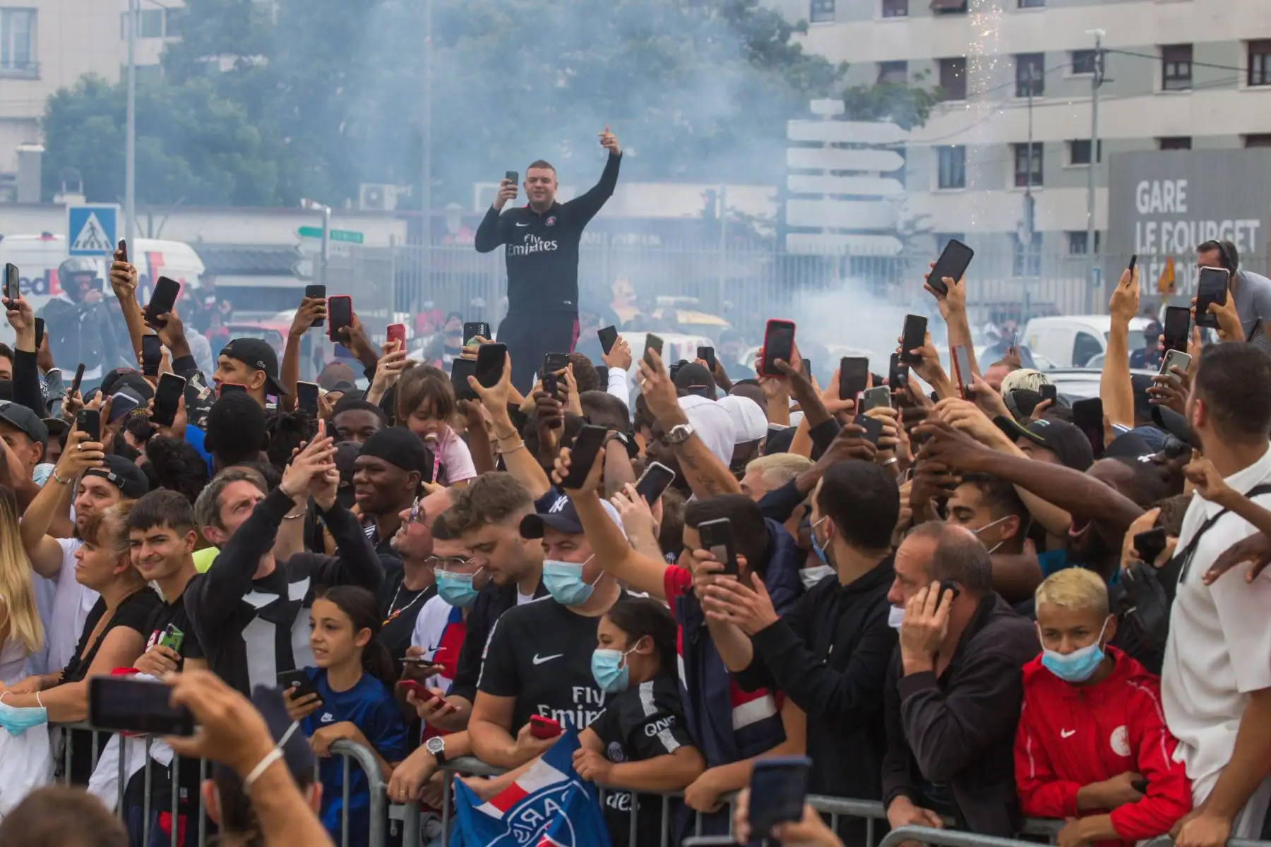 Los aficionados del PSG se reúnen frente al aeropuerto 
