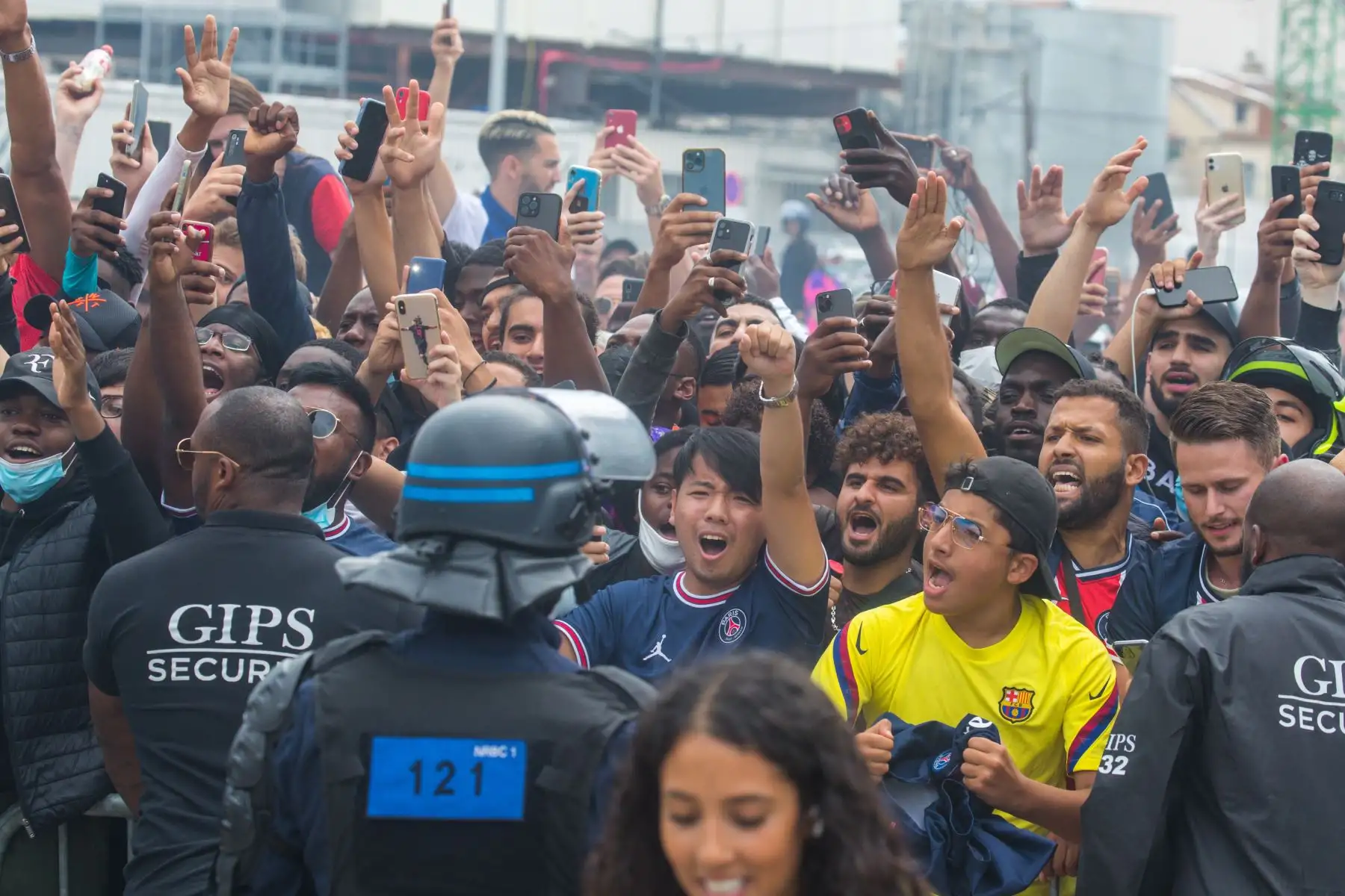 Los aficionados del PSG se reúnen frente al aeropuerto 