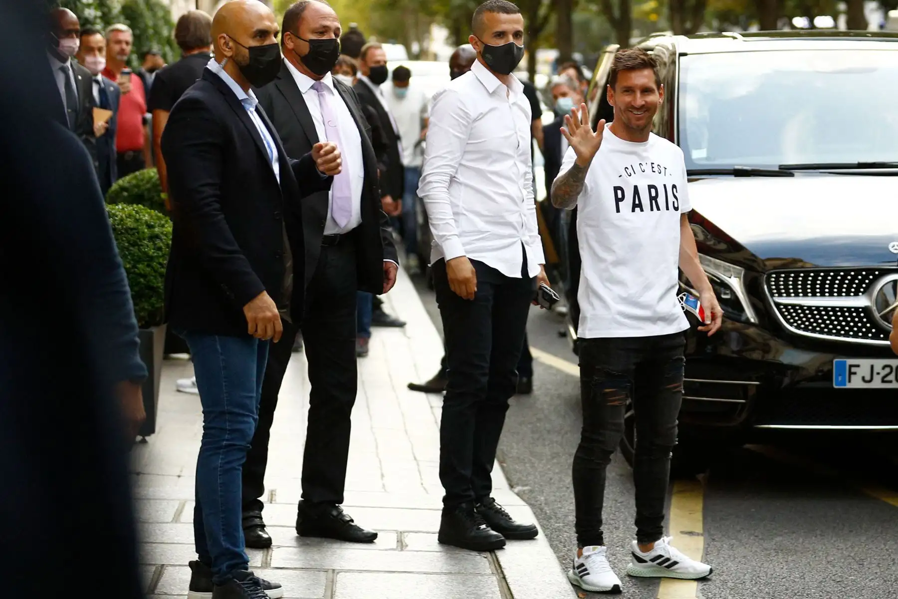 El jugador de fútbol argentino Lionel Messi llega al hotel Royal Monceau en París. Se espera que la leyenda del fútbol firme un contrato inicial de dos años con el club de fútbol Paris Saint-Germain.
Foto: AFP