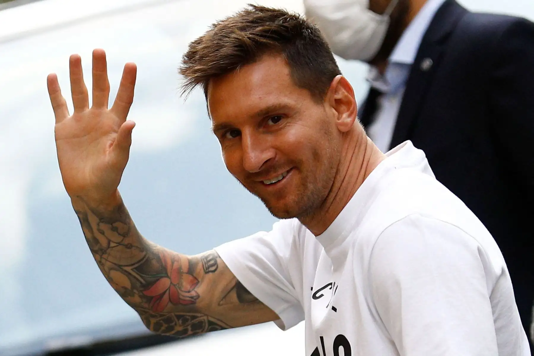 El jugador de fútbol argentino Lionel Messi llega al hotel Royal Monceau en París. Se espera que la leyenda del fútbol firme un contrato inicial de dos años con el club de fútbol Paris Saint-Germain.
Foto: AFP