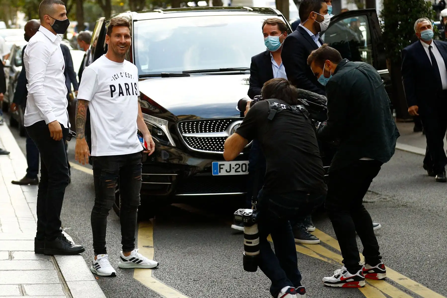 El jugador de fútbol argentino Lionel Messi llega al hotel Royal Monceau en París. Se espera que la leyenda del fútbol firme un contrato inicial de dos años con el club de fútbol Paris Saint-Germain.
Foto: AFP