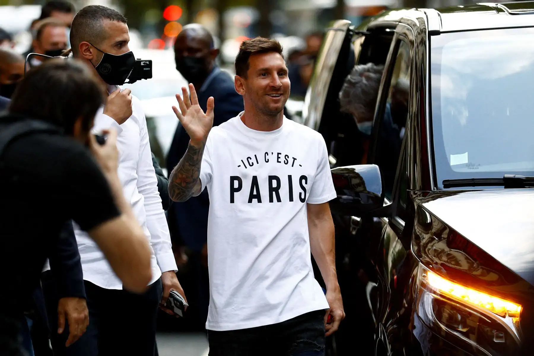 El jugador de fútbol argentino Lionel Messi llega al hotel Royal Monceau en París. Se espera que la leyenda del fútbol firme un contrato inicial de dos años con el club de fútbol Paris Saint-Germain.
Foto: AFP