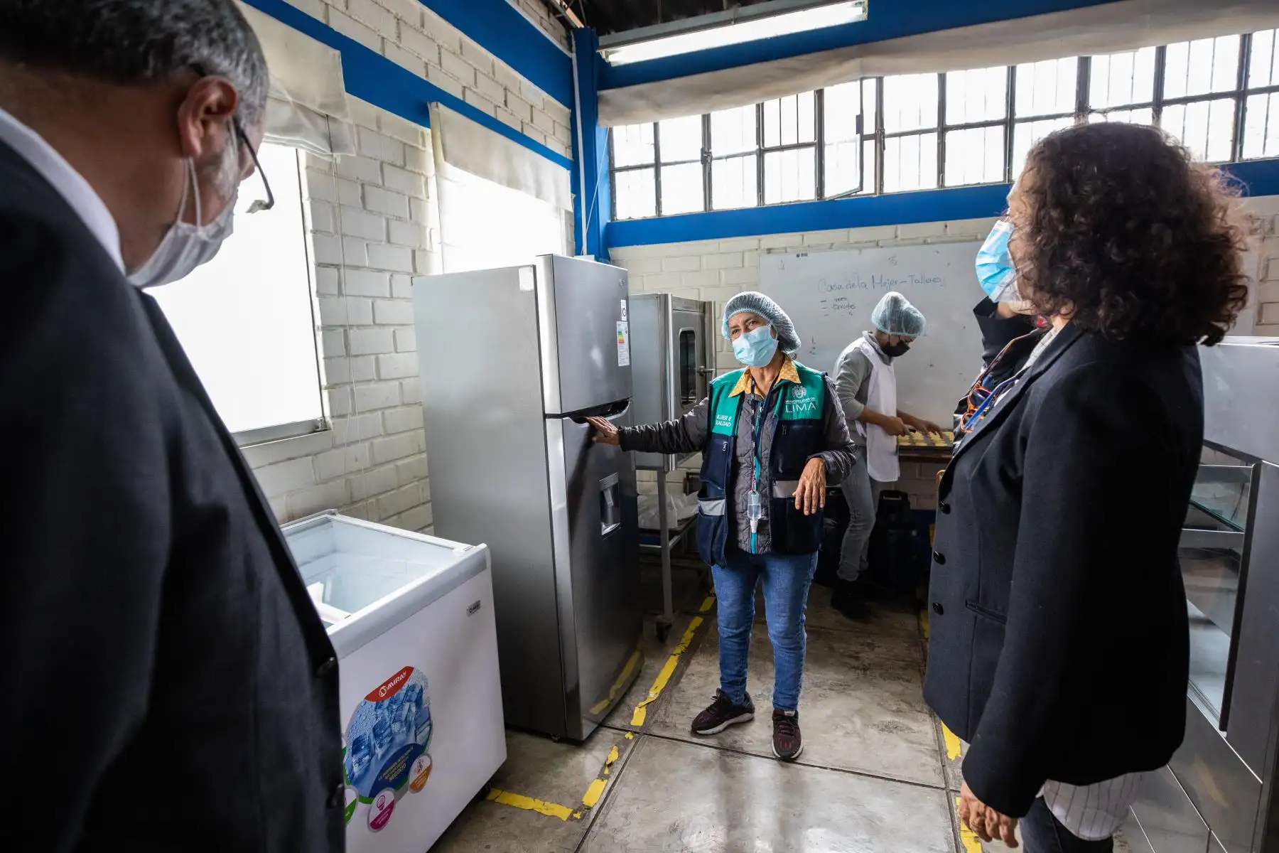 La Casa de la Mujer recibe equipos de panadería para que las albergadas de estos espacios continúen fortaleciendo esta actividad productiva y mejoren su economía.
Foto: MML