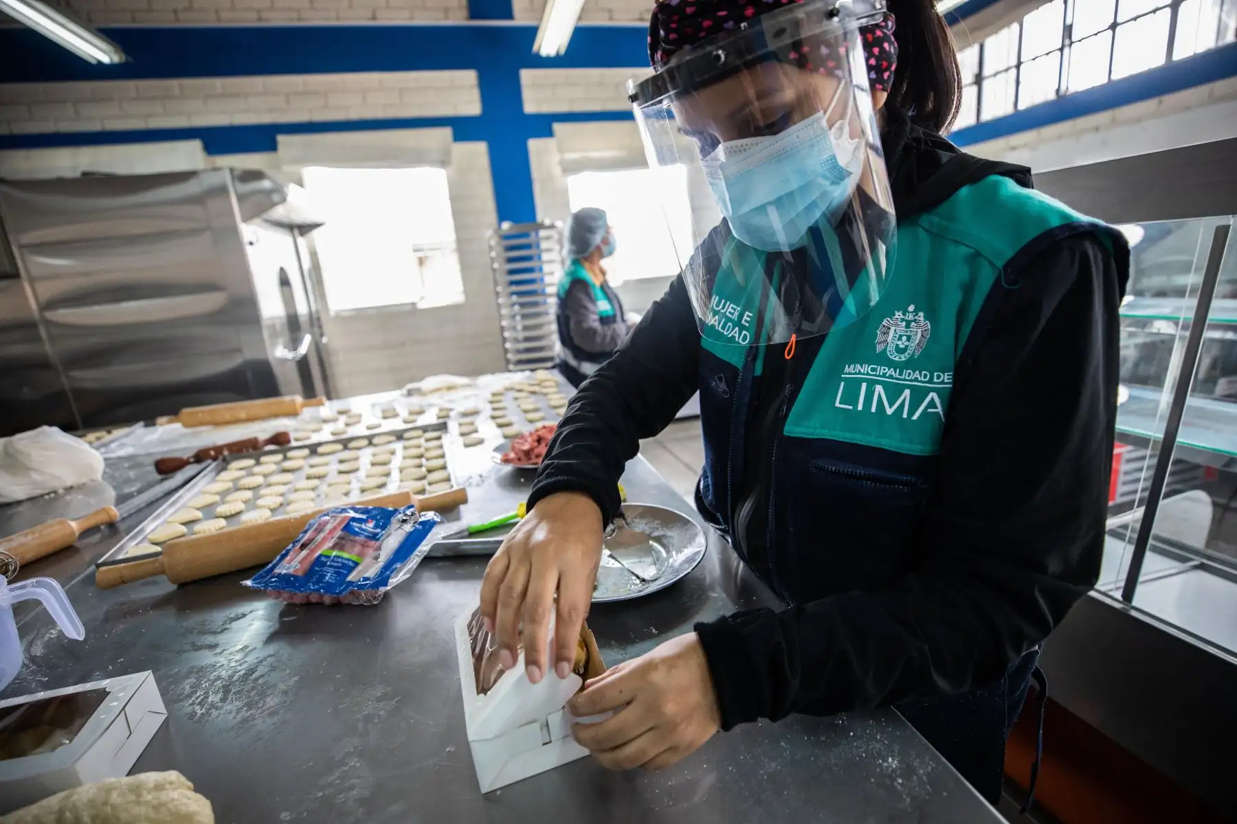 La Casa de la Mujer recibe equipos de panadería para que las albergadas de estos espacios continúen fortaleciendo esta actividad productiva y mejoren su economía.
Foto: MML