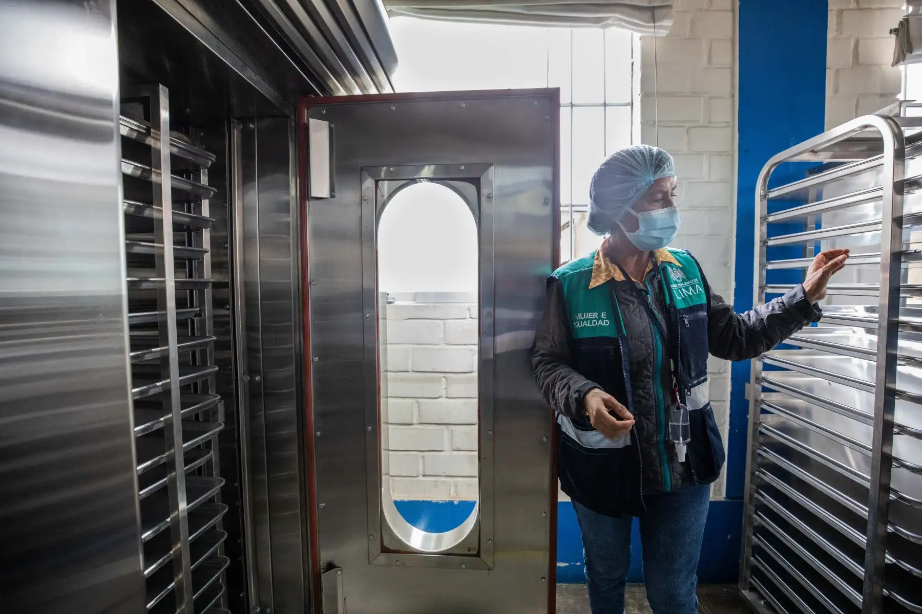 La Casa de la Mujer recibe equipos de panadería para que las albergadas de estos espacios continúen fortaleciendo esta actividad productiva y mejoren su economía.
Foto: MML
