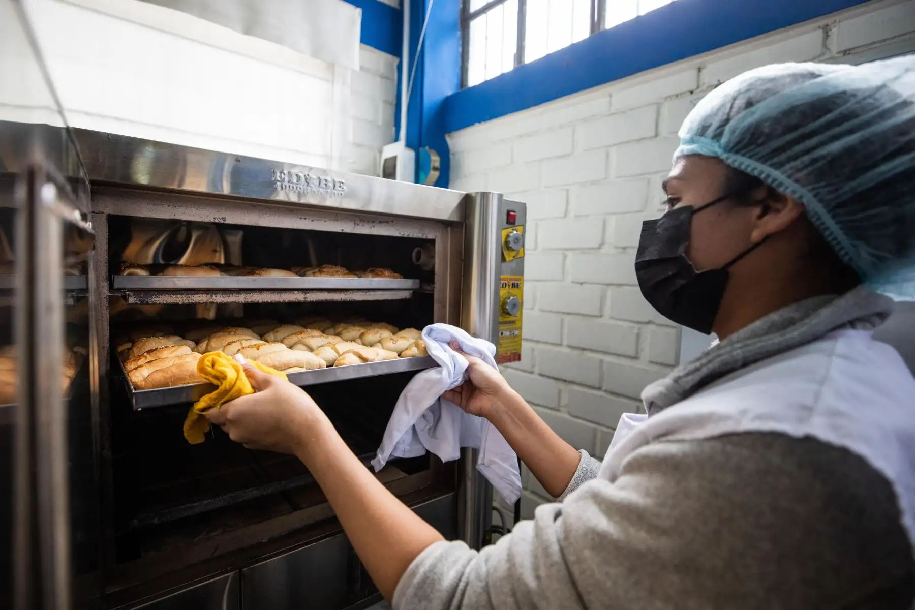 La Casa de la Mujer recibe equipos de panadería para que las albergadas de estos espacios continúen fortaleciendo esta actividad productiva y mejoren su economía.
Foto: MML