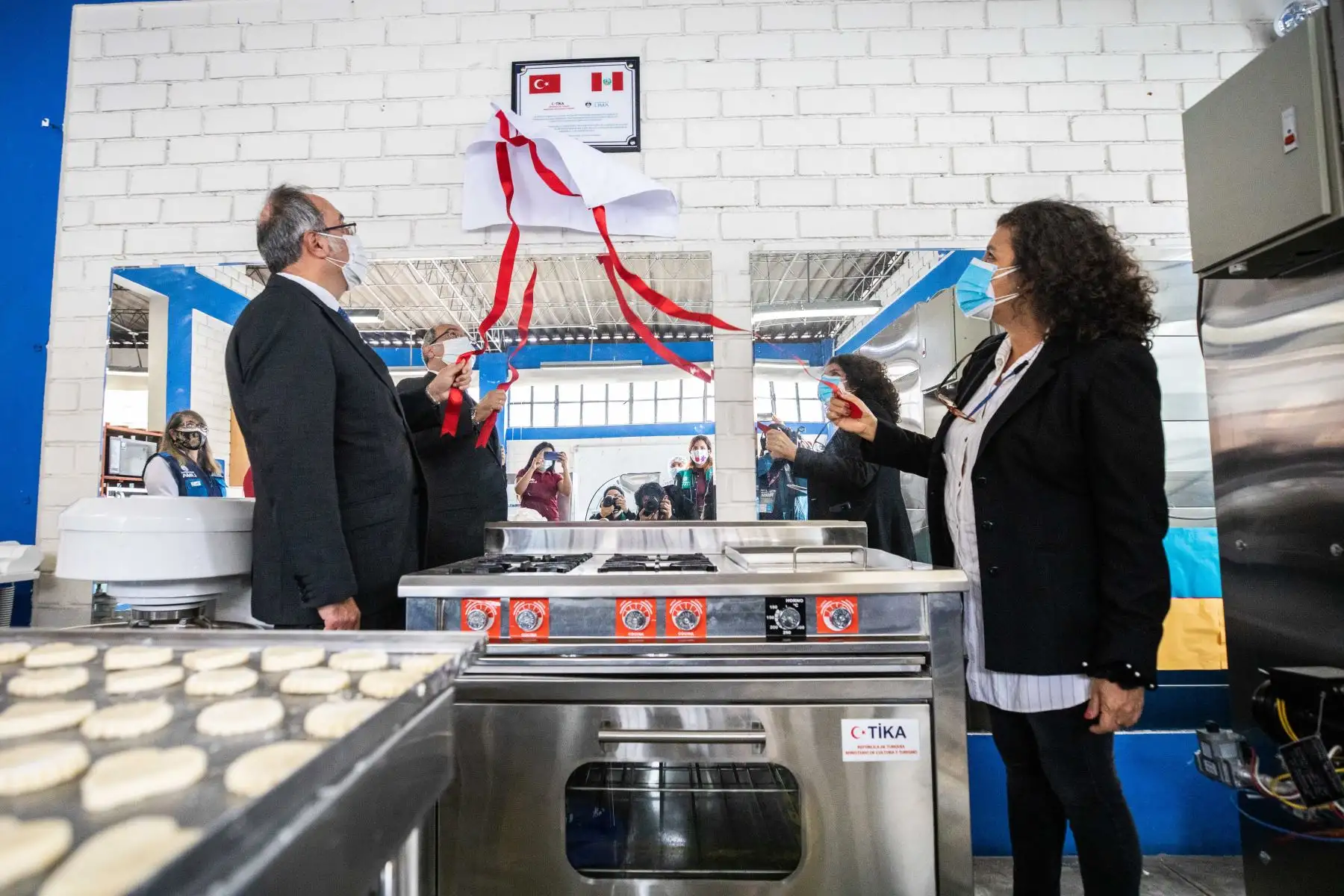 La Casa de la Mujer recibe equipos de panadería para que las albergadas de estos espacios continúen fortaleciendo esta actividad productiva y mejoren su economía.
Foto: MML