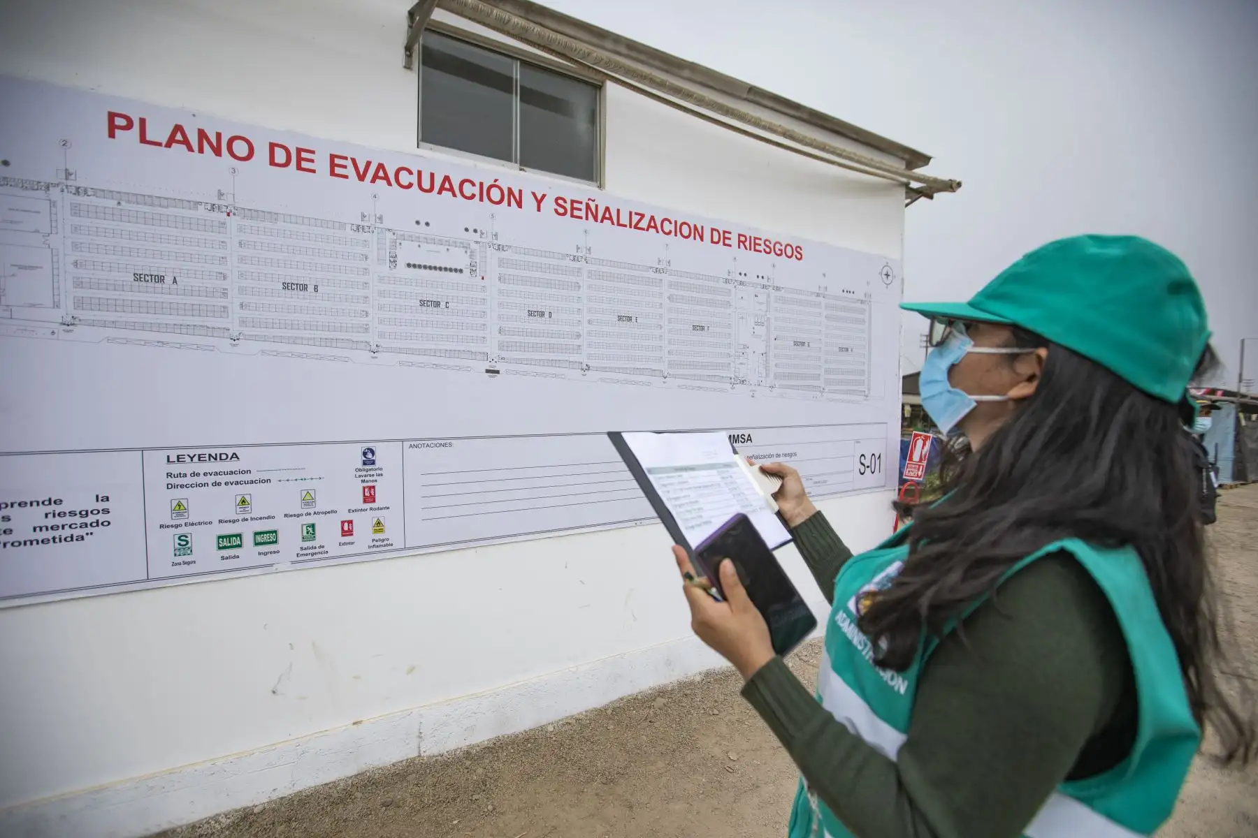 Empresa Municipal de Mercados, EMMSA, organiza primer Simulacro de Sismo en el Mercado Temporal Tierra Prometida en Lima.
Foto: MML