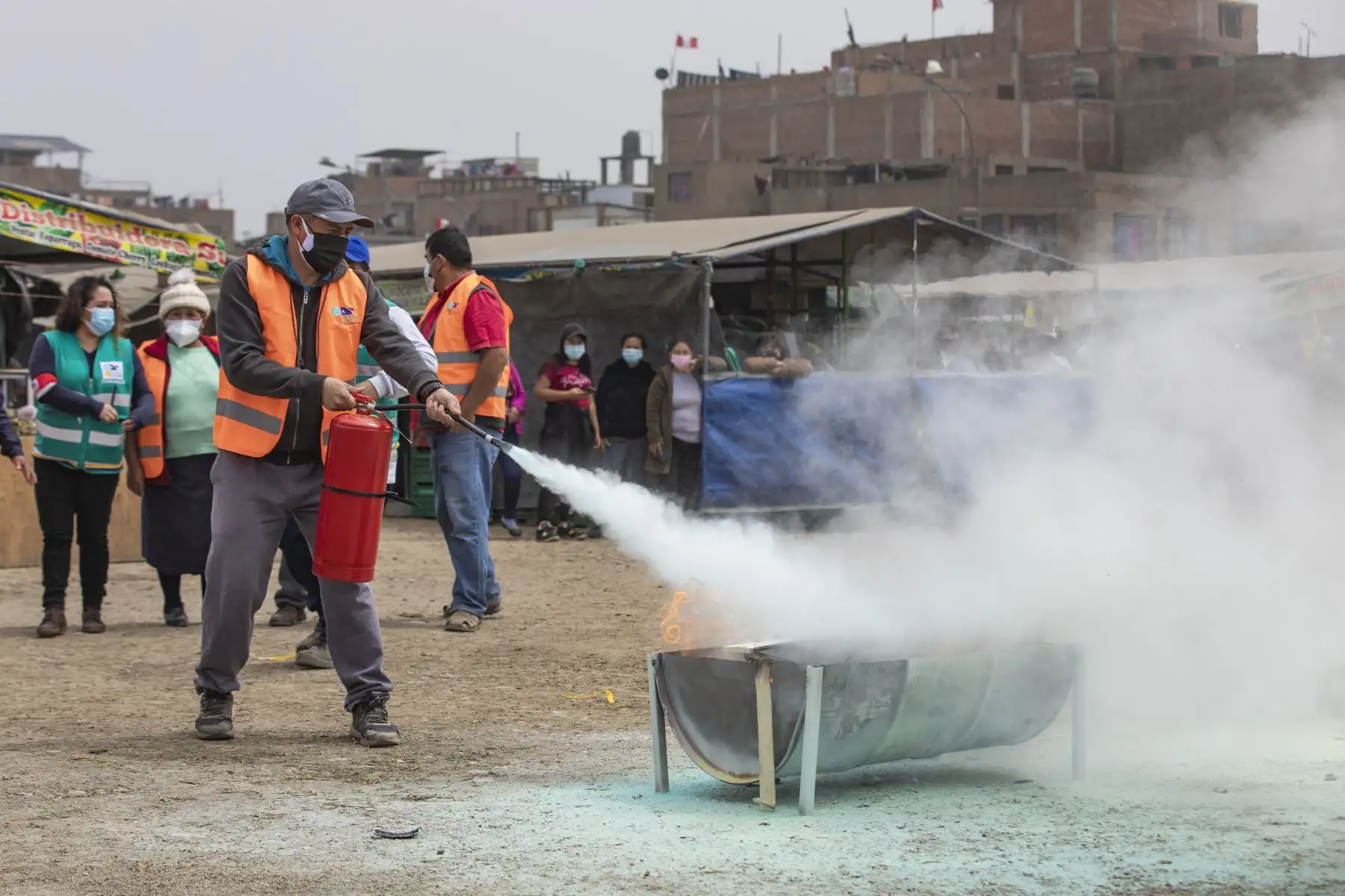 Empresa Municipal de Mercados, EMMSA, organiza primer Simulacro de Sismo en el Mercado Temporal Tierra Prometida en Lima.
Foto: MML