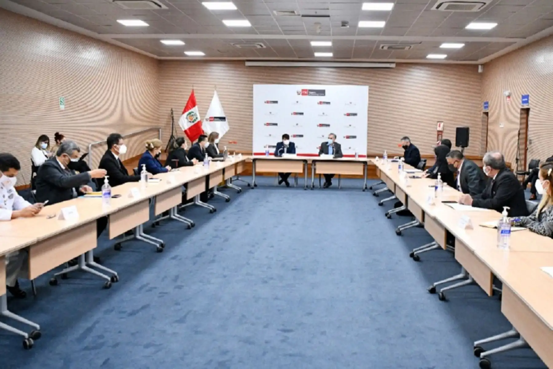 Titulares del MEF, Pedro Francke y de la Producción, Yván Quispe, se reunieron con gremios del sector mype. Foto: Cortesía.