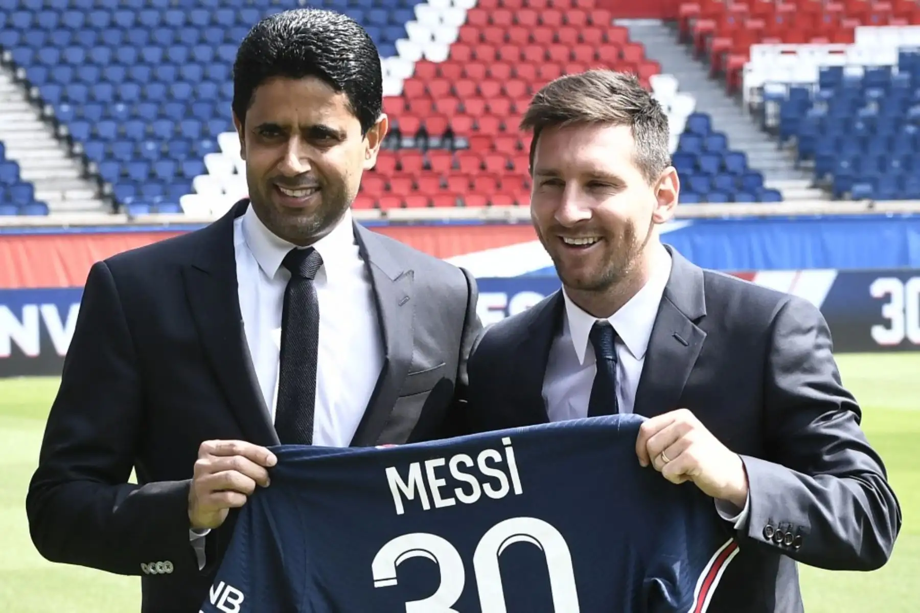El presidente de Qatar del Paris Saint-Germain, Nasser Al-Khelaifi, posa junto al futbolista argentino Lionel Messi (C) mientras sostiene su camiseta número 30 Foto: AFP