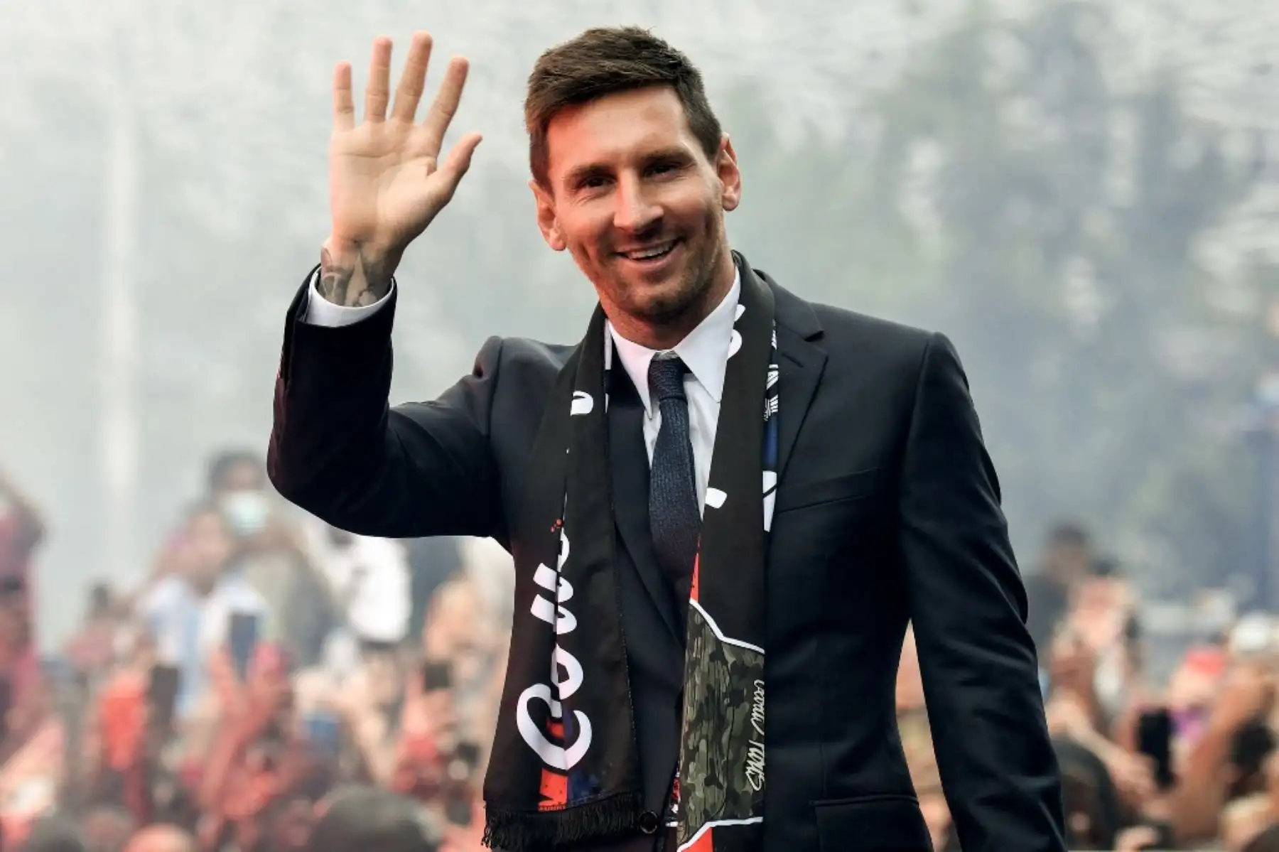 El delantero argentino del Paris Saint-Germain Lionel Messi saluda a los aficionados reunidos fuera del estadio Parc des Princes después de su primera conferencia de prensa oficial como jugador del PSG en París: Foto: AFP