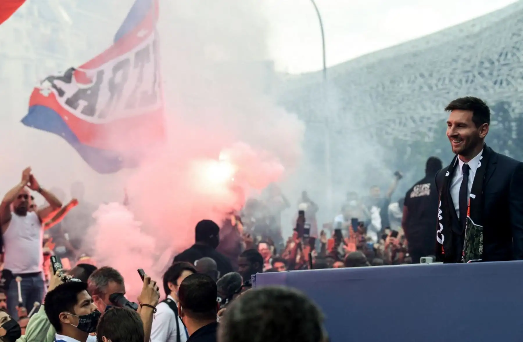 El delantero argentino del Paris Saint-Germain Lionel Messi saluda a los aficionados reunidos fuera del estadio Parc des Princes después de su primera conferencia de prensa oficial como jugador del PSG en París: Foto: AFP