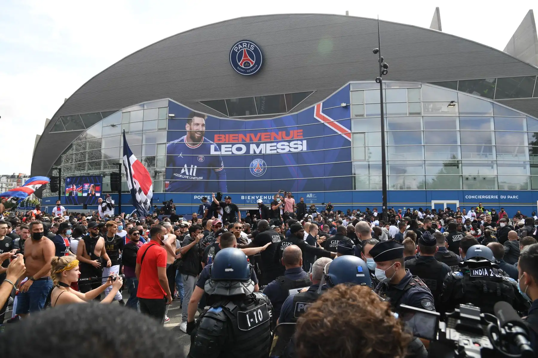 Los seguidores del Paris Saint-Germain se reúnen fuera del estadio Parc des Princes donde el delantero argentino recién reclutado del club, Lionel Messi, asiste a su primera conferencia de prensa oficial como jugador del PSG en París