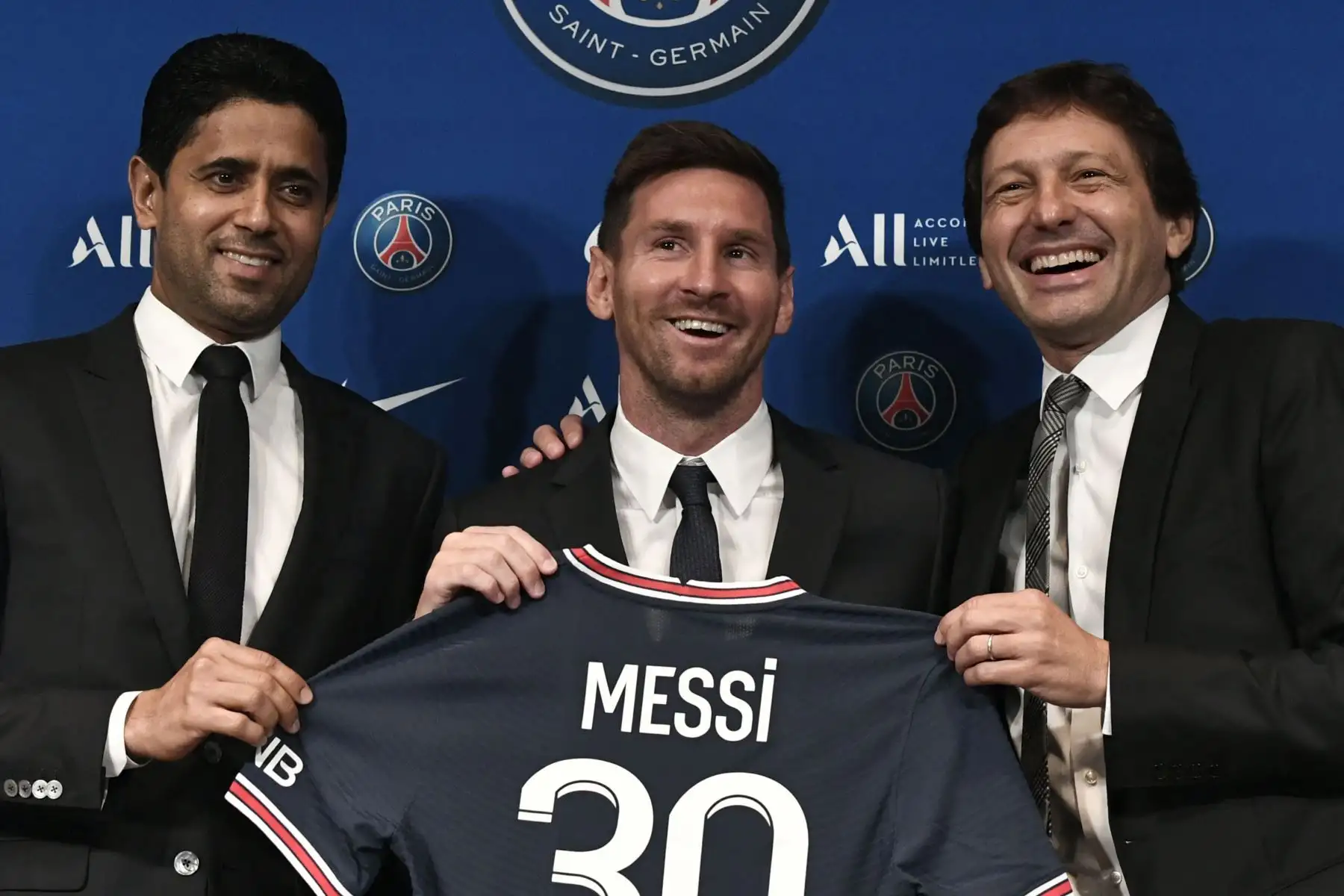 El presidente de Qatar del Paris Saint-Germain, Nasser Al-Khelaifi (L), y el Director Deportivo del Paris Saint-Germain, Leonardo Nascimento de Araujo (R), posan junto al futbolista argentino Lionel Messi (C) mientras sostiene su camiseta número 30 Foto: AFP