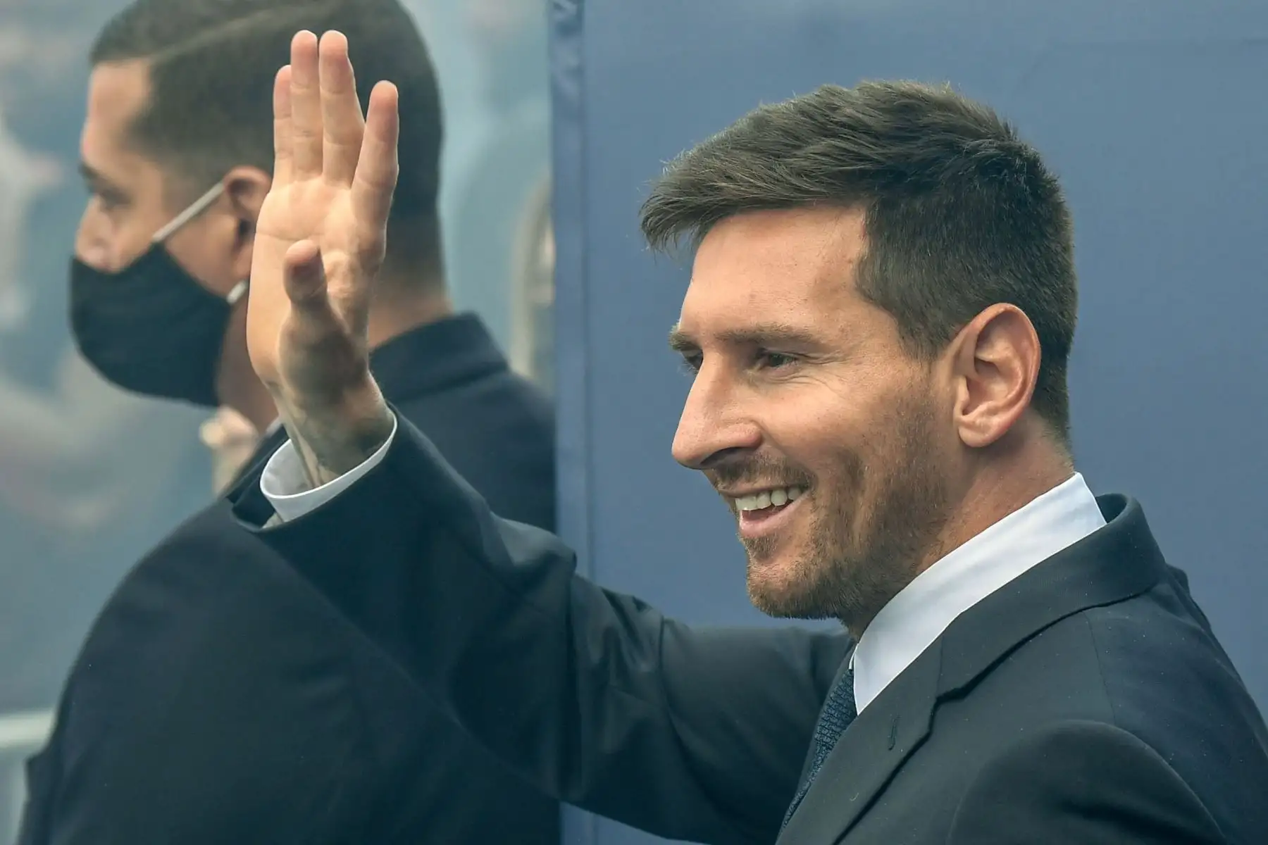 El delantero argentino del Paris Saint-Germain Lionel Messi saluda a los aficionados reunidos fuera del estadio Parc des Princes después de su primera conferencia de prensa oficial como jugador del PSG en París. Foto: AFP