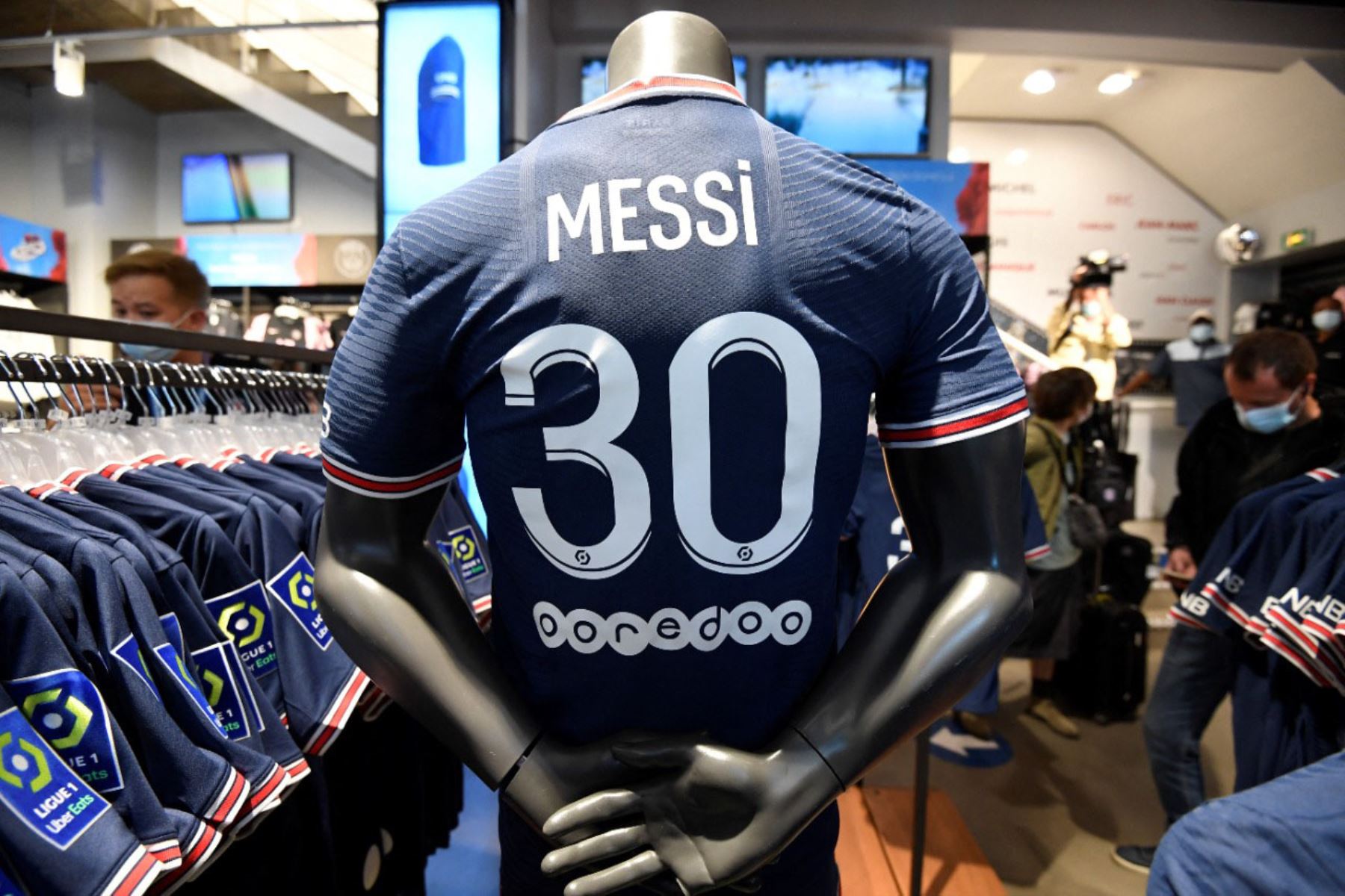 Camisetas del jugador de fútbol argentino del PSG Lionel Messi expuestas a la venta en la tienda del club de fútbol Paris-Saint-Germain (PSG) en la avenida de los Campos Elíseos en París.

Foto:AFP