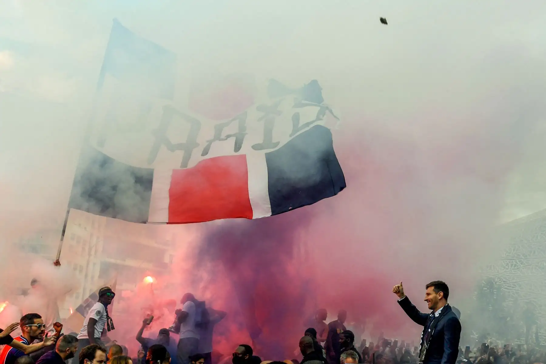 El delantero argentino del Paris Saint-Germain Lionel Messi saluda a los aficionados reunidos fuera del estadio Parc des Princes después de su primera conferencia de prensa oficial como jugador del PSG en París: Foto: AFP