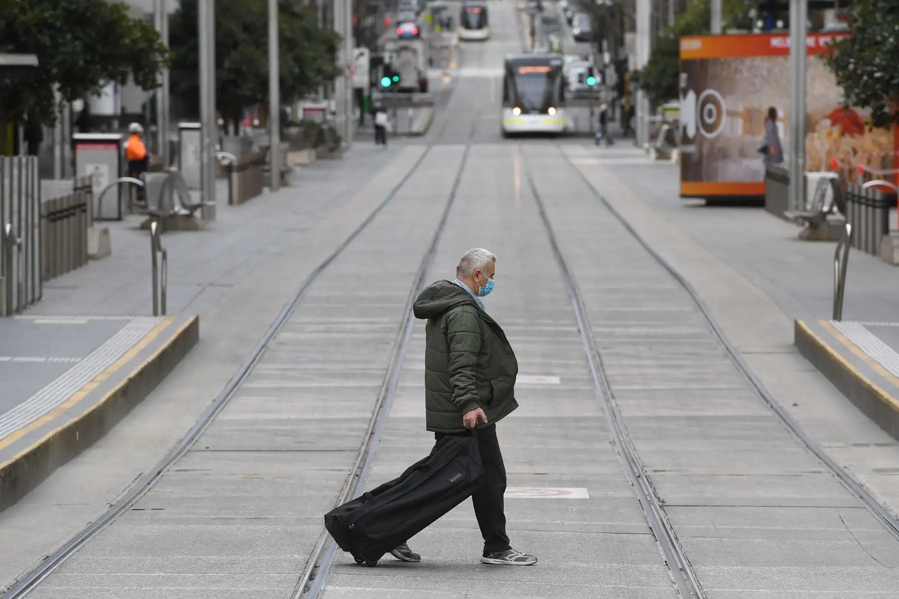 Un hombre cruza una calle tranquila en el distrito comercial central de Melbourne, después de que se anunció que cinco millones de personas en la segunda ciudad más grande de Australia permanecerán bajo órdenes de quedarse en casa.
Foto: AFP
