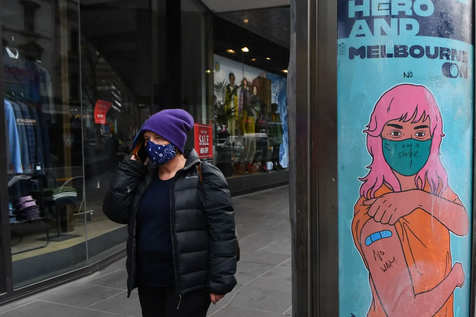 Una persona pasa junto a un cartel con grafitis que anima a las personas a vacunarse en el distrito comercial central de Melbourne, después del anunció  en la segunda ciudad más grande de Australia donde las personas permanecerán bajo órdenes de confinamiento.
Foto: AFP
