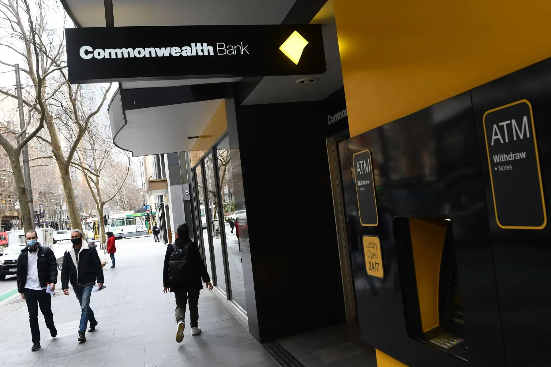 La gente pasa frente a una sucursal de la Commonwealth Bank of Australia  en Melbourne,  después del  anunció donde cinco millones de personas  permanecerán bajo órdenes de quedarse en casa.
Foto: AFP