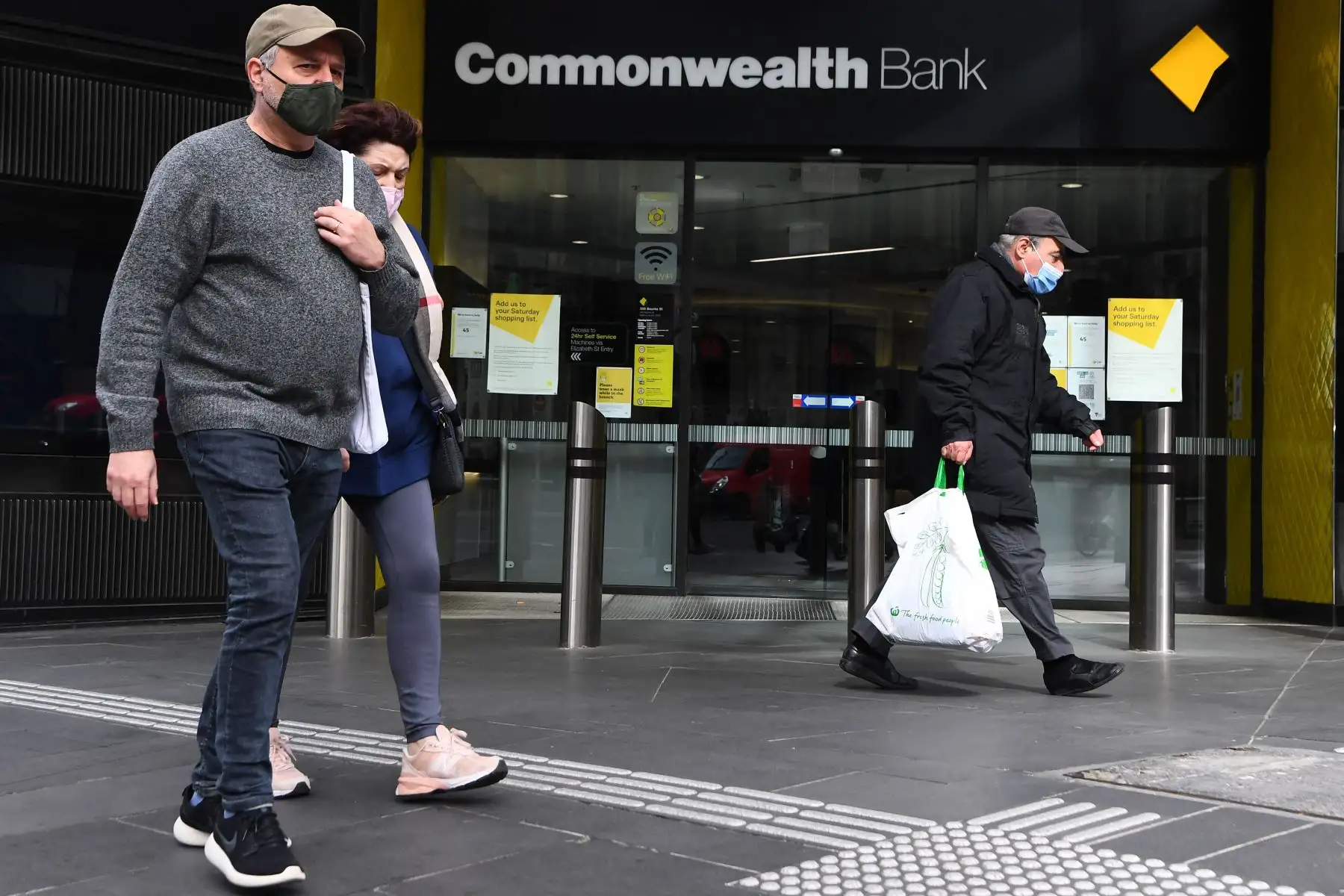 La gente pasa frente a una sucursal de la Commonwealth Bank of Australia  en Melbourne,  después del  anunció donde cinco millones de personas  permanecerán bajo órdenes de quedarse en casa.
Foto: AFP