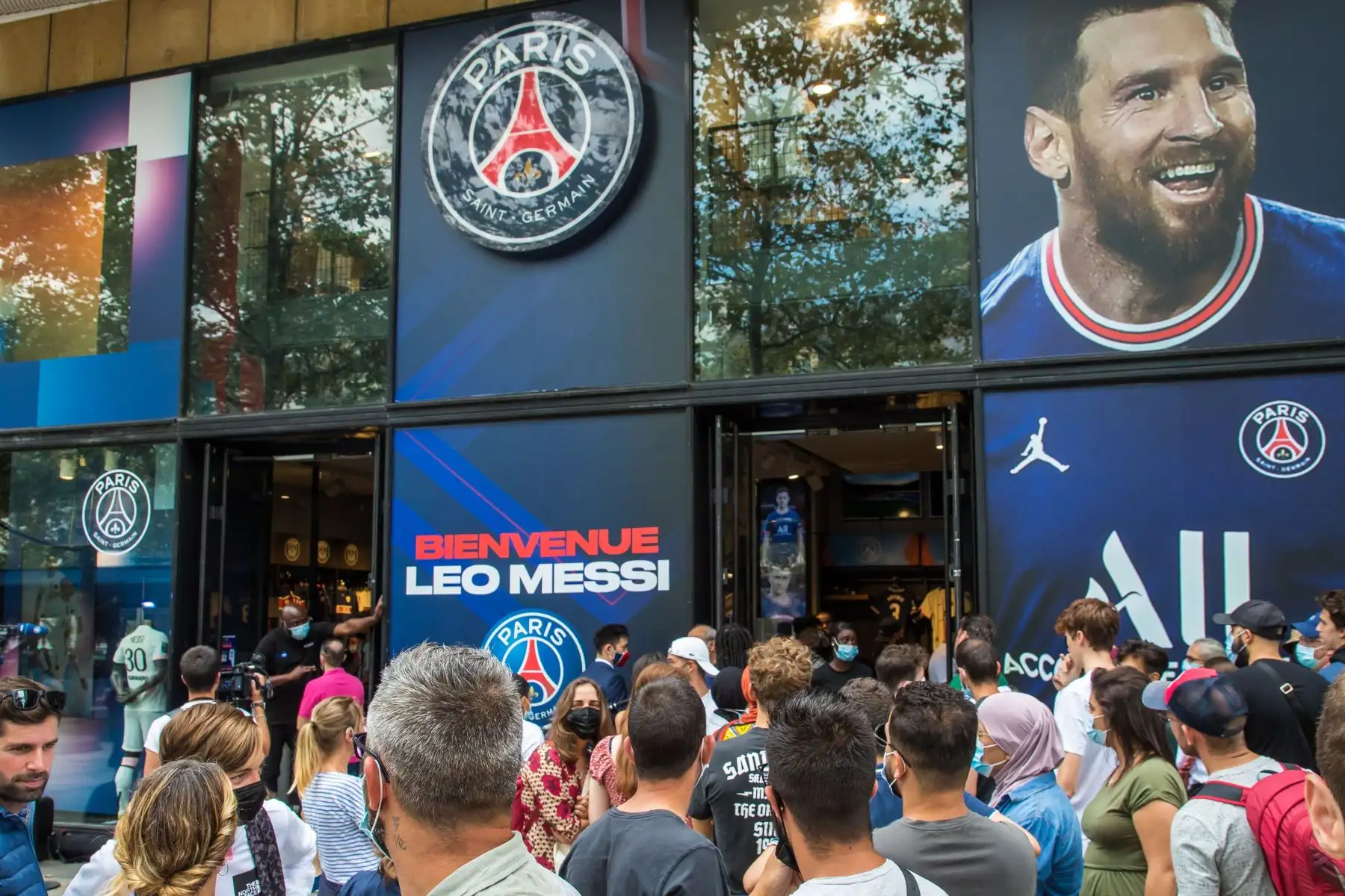 Los aficionados hacen cola para comprar la nueva camiseta 