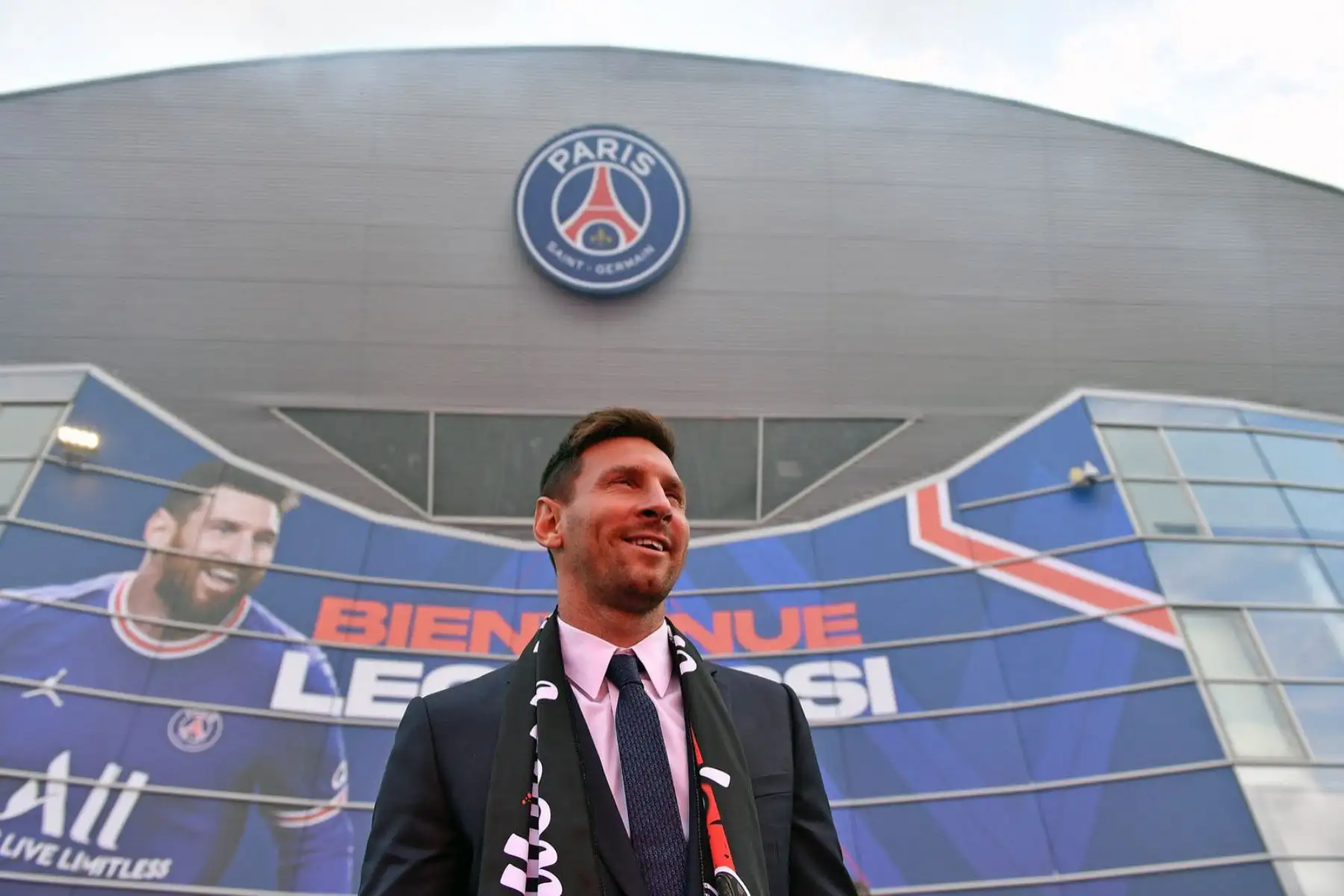 Leo Messi, nuevo jugador del París Saint-Germain , constató que se ha sentido muy feliz nada más llegar a la capital francesa y agradeció el empeño del PSG para ficharlo.
Foto: PSG