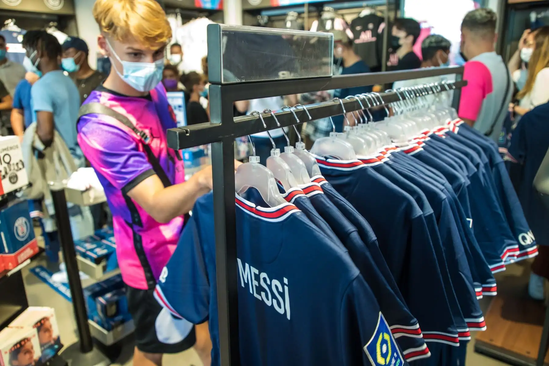 Los aficionados hacen cola para comprar la nueva camiseta 