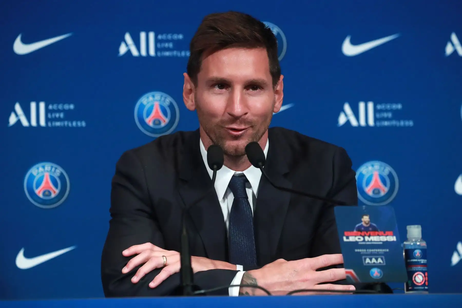 El delantero argentino Lionel Messi durante su conferencia de prensa como parte de su presentación oficial en el estadio Parc des Princes, en París.
Foto: EFE