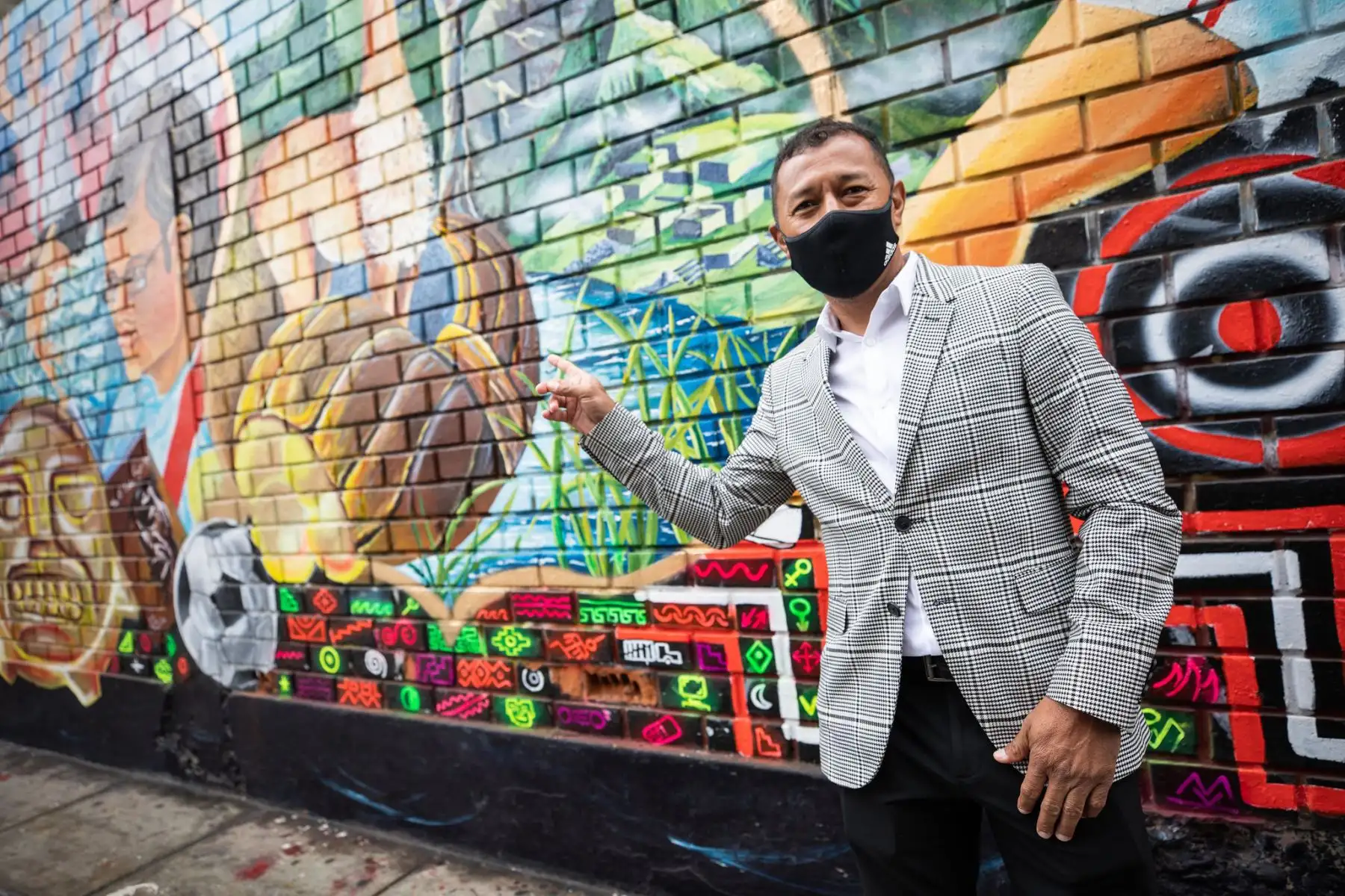 La organización “Sentimiento Blanquirrojo” y vecinos del Cercado presentaron el "Mural por la Paz”, acompañados por el alcalde de Lima, Jorge Muñoz. 

Foto:ANDINA/ Municipalidad de Lima
