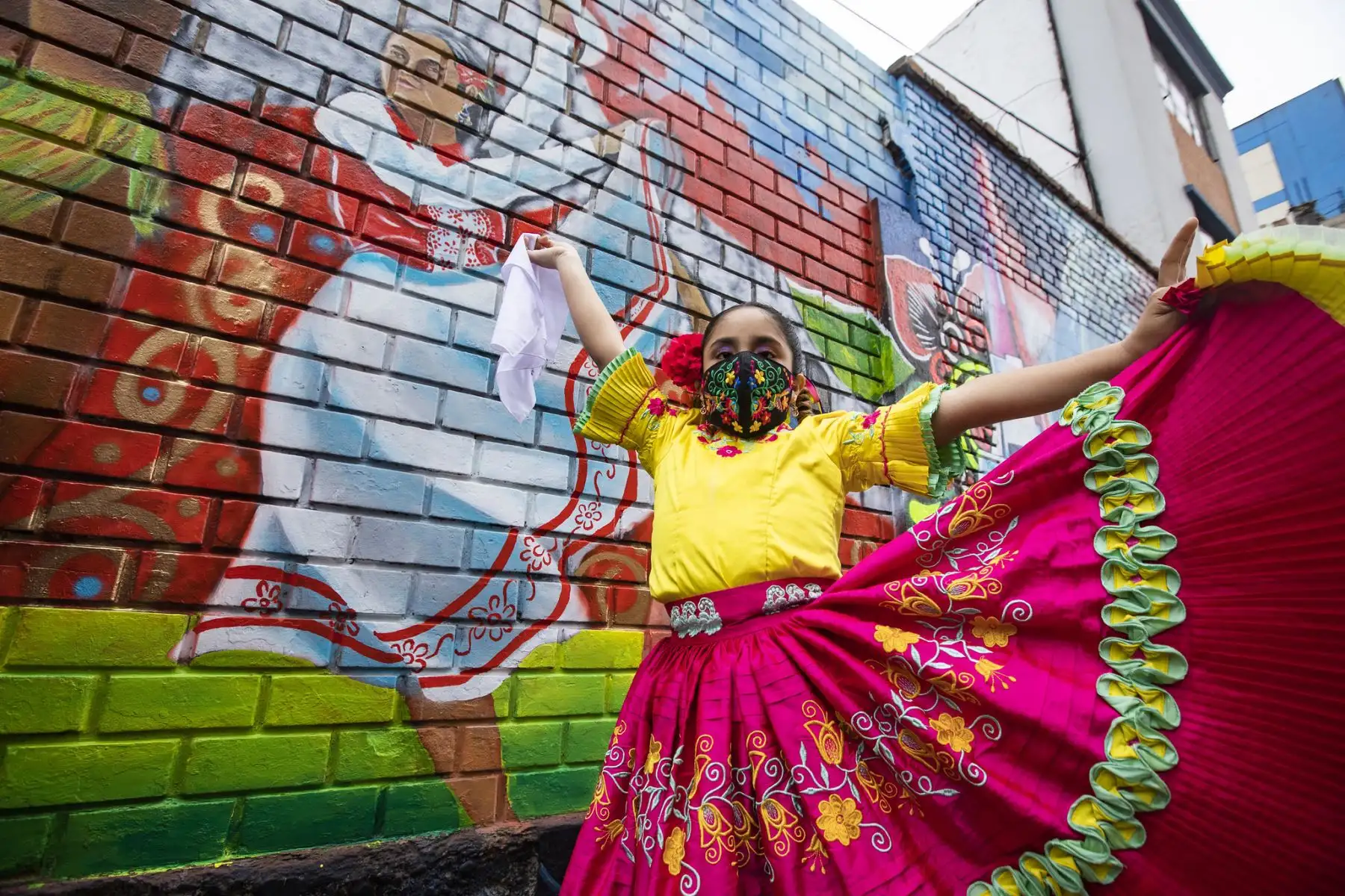 La organización “Sentimiento Blanquirrojo” y vecinos del Cercado presentaron el "Mural por la Paz”, acompañados por el alcalde de Lima, Jorge Muñoz. 

Foto:ANDINA/ Municipalidad de Lima