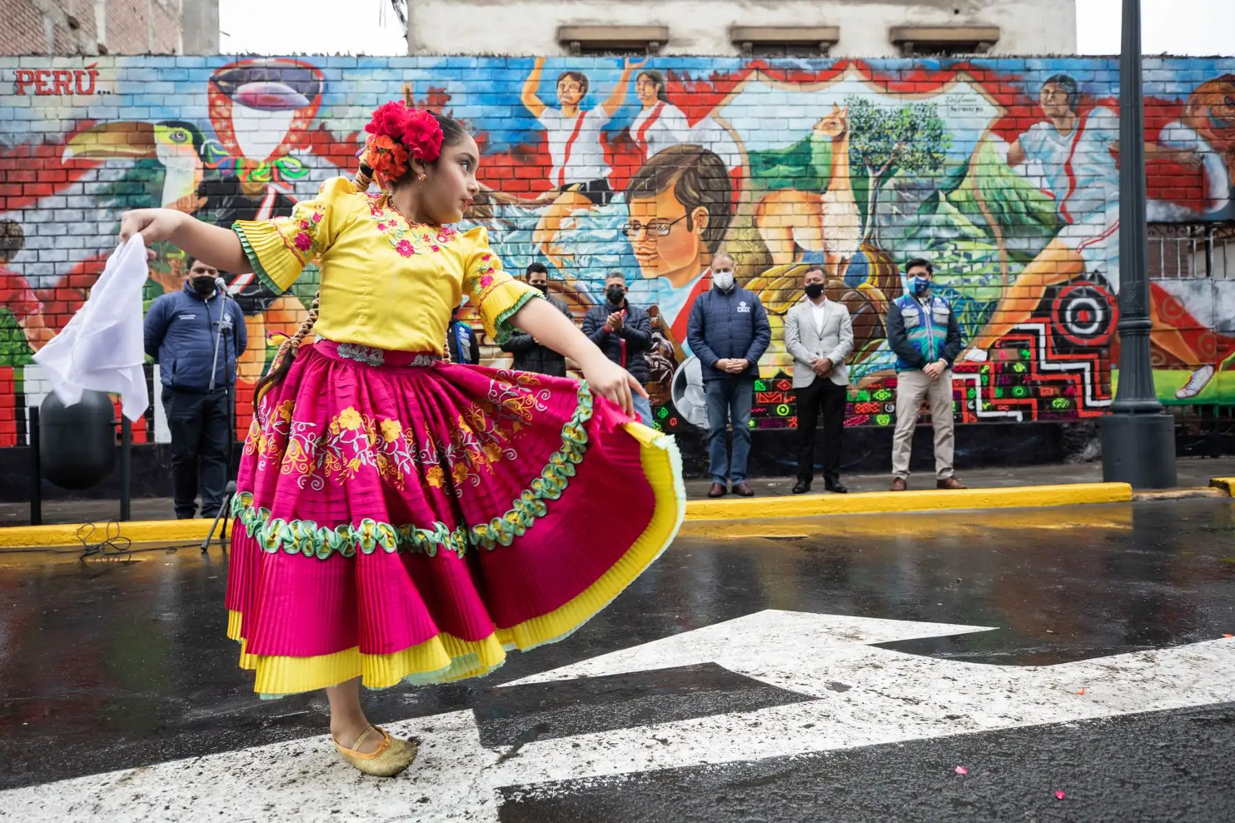 La organización “Sentimiento Blanquirrojo” y vecinos del Cercado presentaron el "Mural por la Paz”, acompañados por el alcalde de Lima, Jorge Muñoz. 

Foto:ANDINA/ Municipalidad de Lima