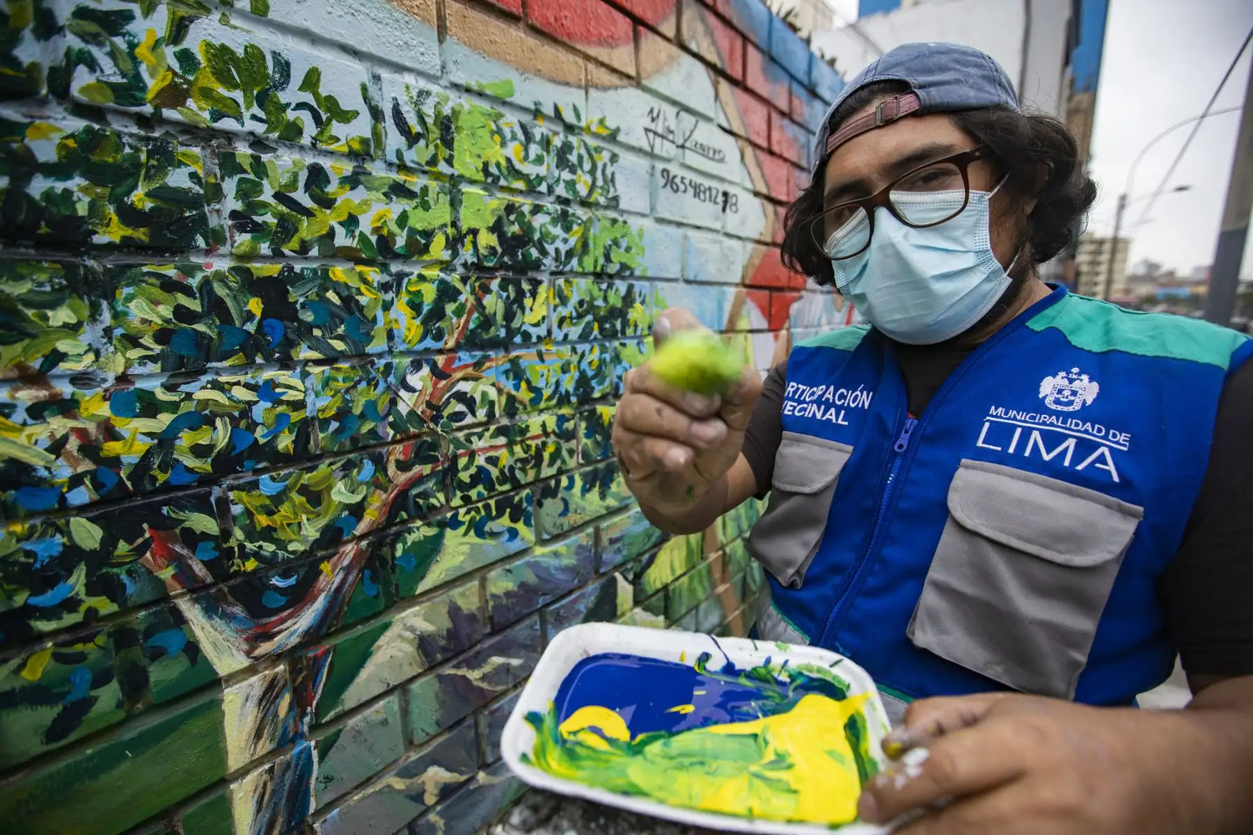 La organización “Sentimiento Blanquirrojo” y vecinos del Cercado presentaron el "Mural por la Paz”, acompañados por el alcalde de Lima, Jorge Muñoz. 

Foto:ANDINA/ Municipalidad de Lima