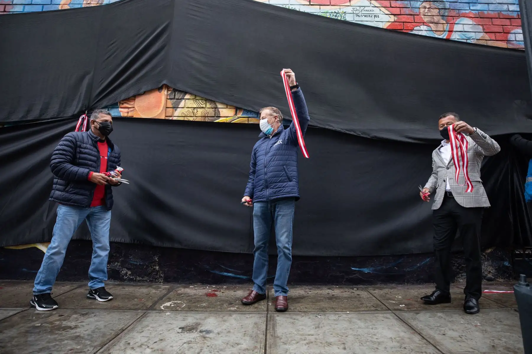 La organización “Sentimiento Blanquirrojo” y vecinos del Cercado presentaron el "Mural por la Paz”, acompañados por el alcalde de Lima, Jorge Muñoz. 

Foto:ANDINA/ Municipalidad de Lima